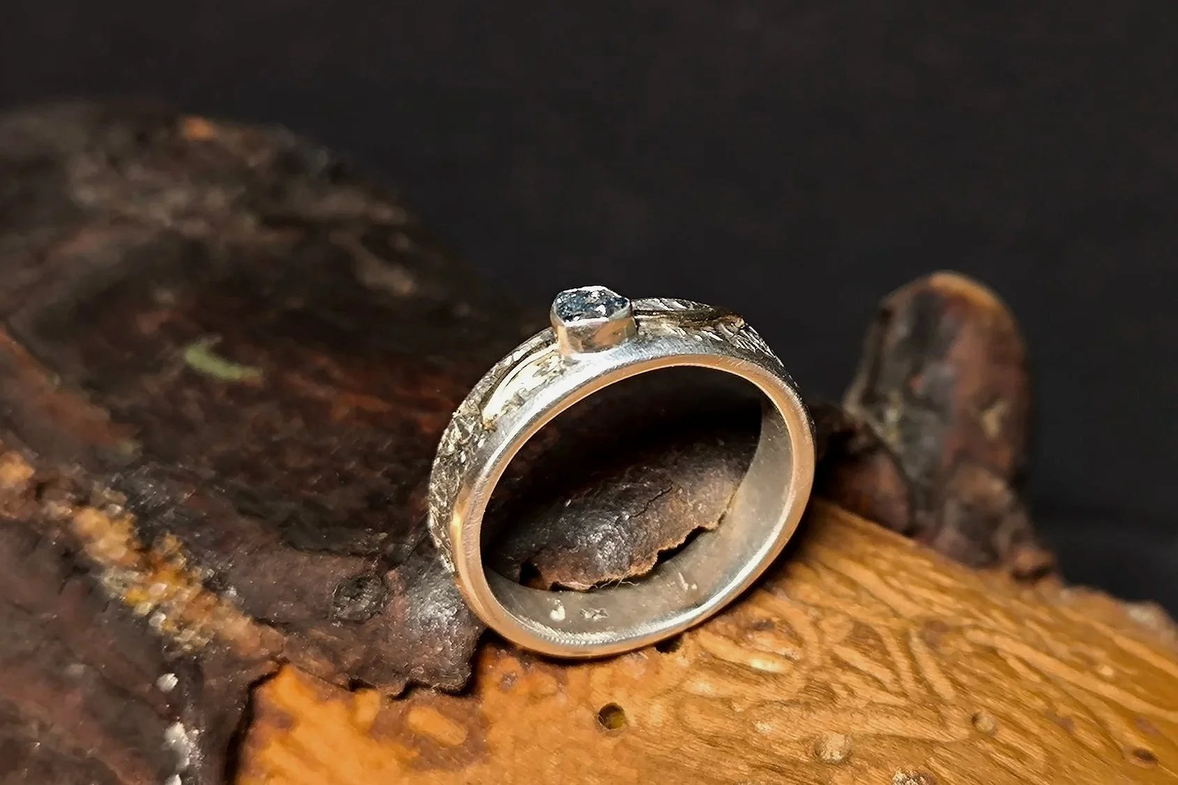 Blauer Rohdiamant, Silberring mit Gold, Janet Schmock