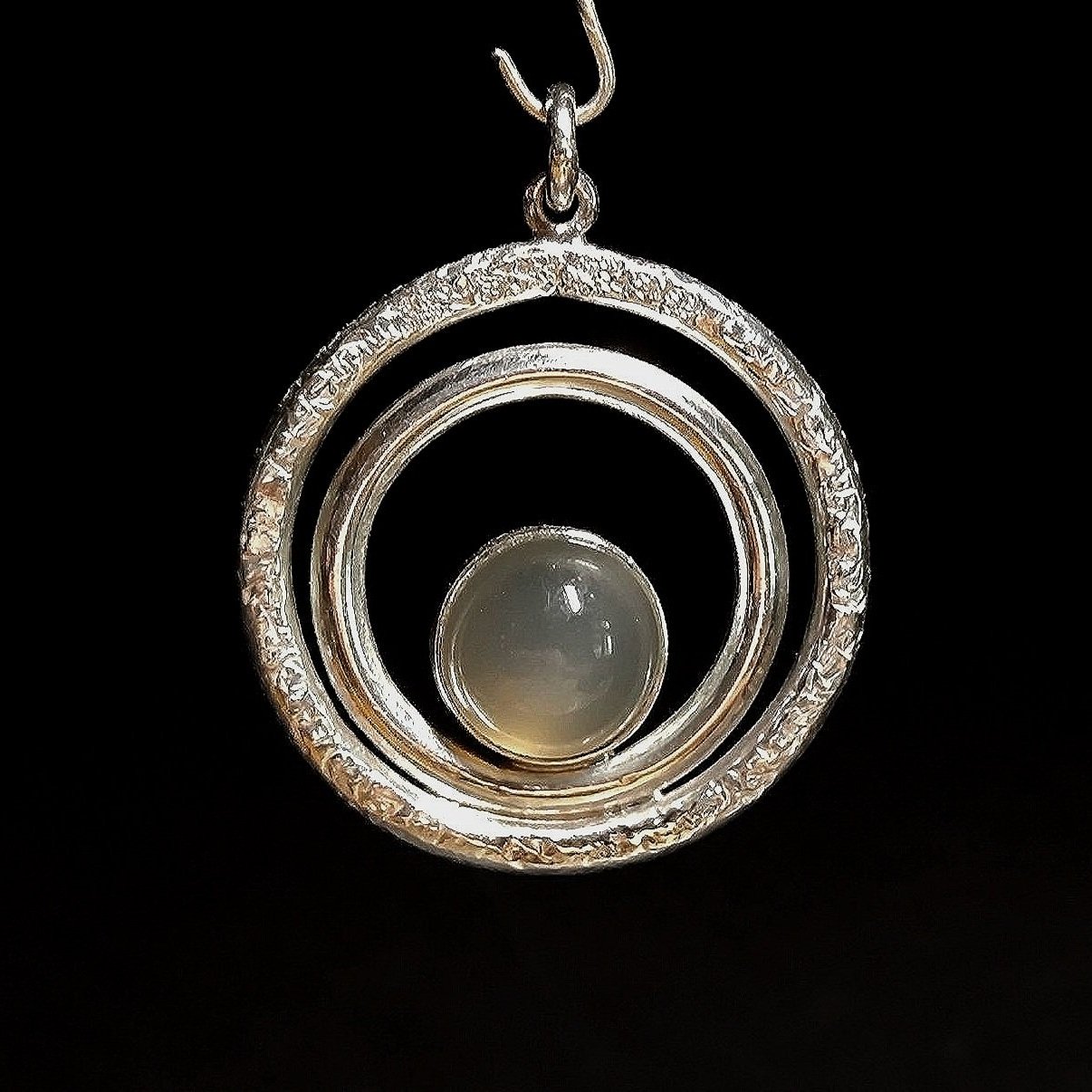 Kettenanhänger rund mit Mondstein, Silber, Unikatschmuck