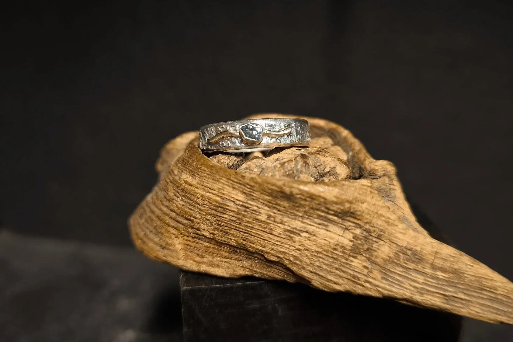 Blauer Rohdiamant, Silberring mit Gold, Janet Schmock