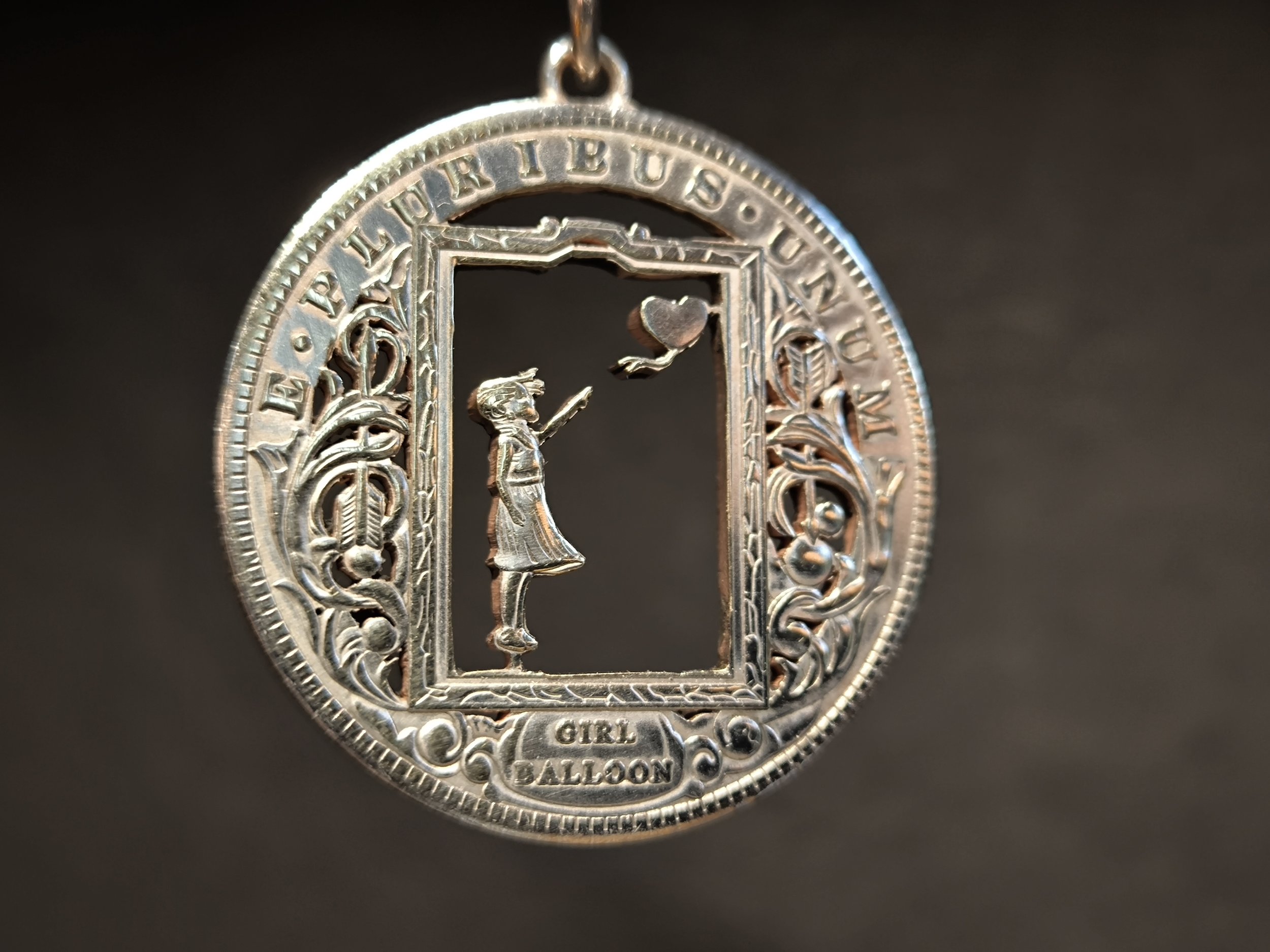 Mädchen mit Ballon, Kettenanhänger