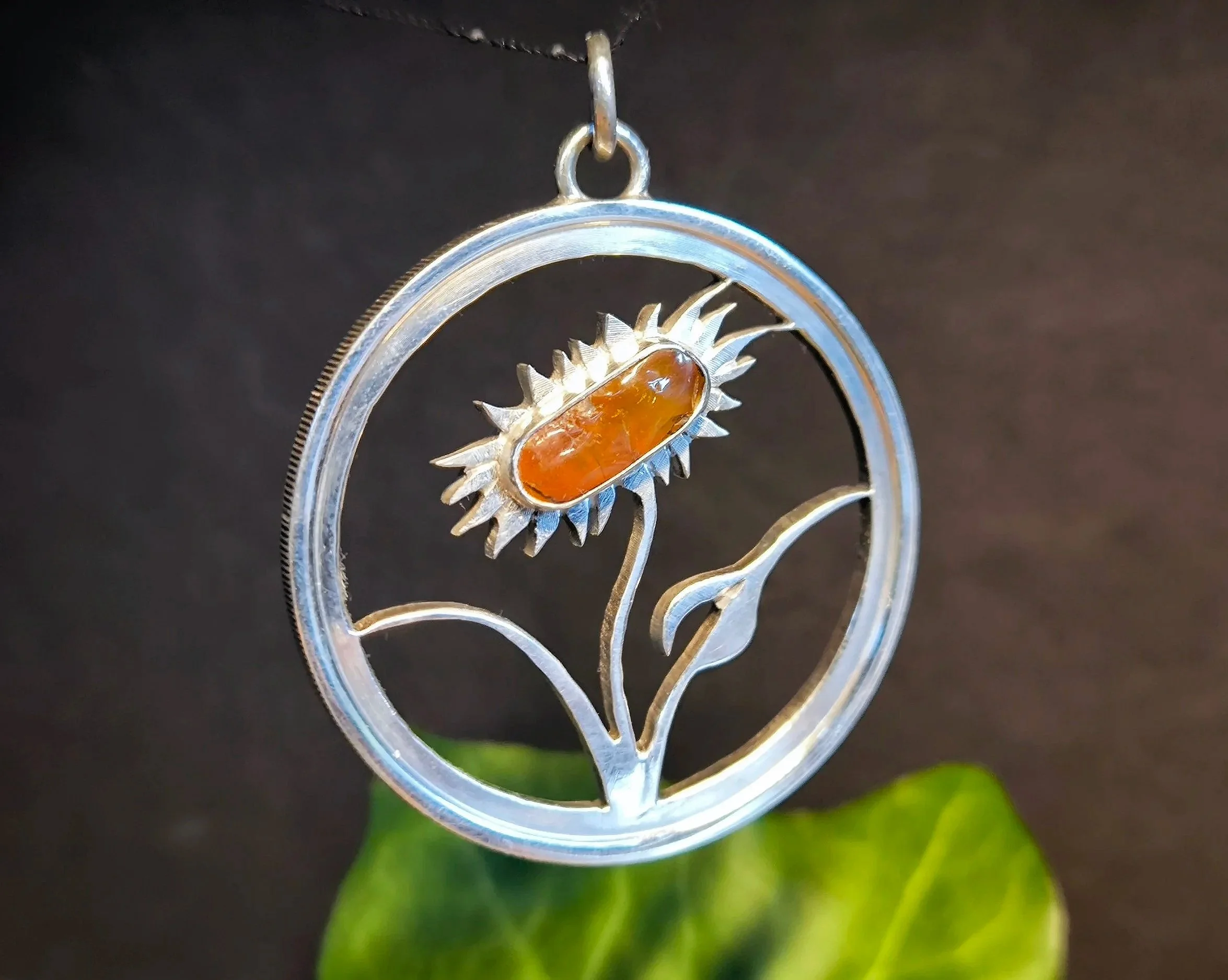 Sonnenblume mit Bernstein, Kettenanhänger, Silber