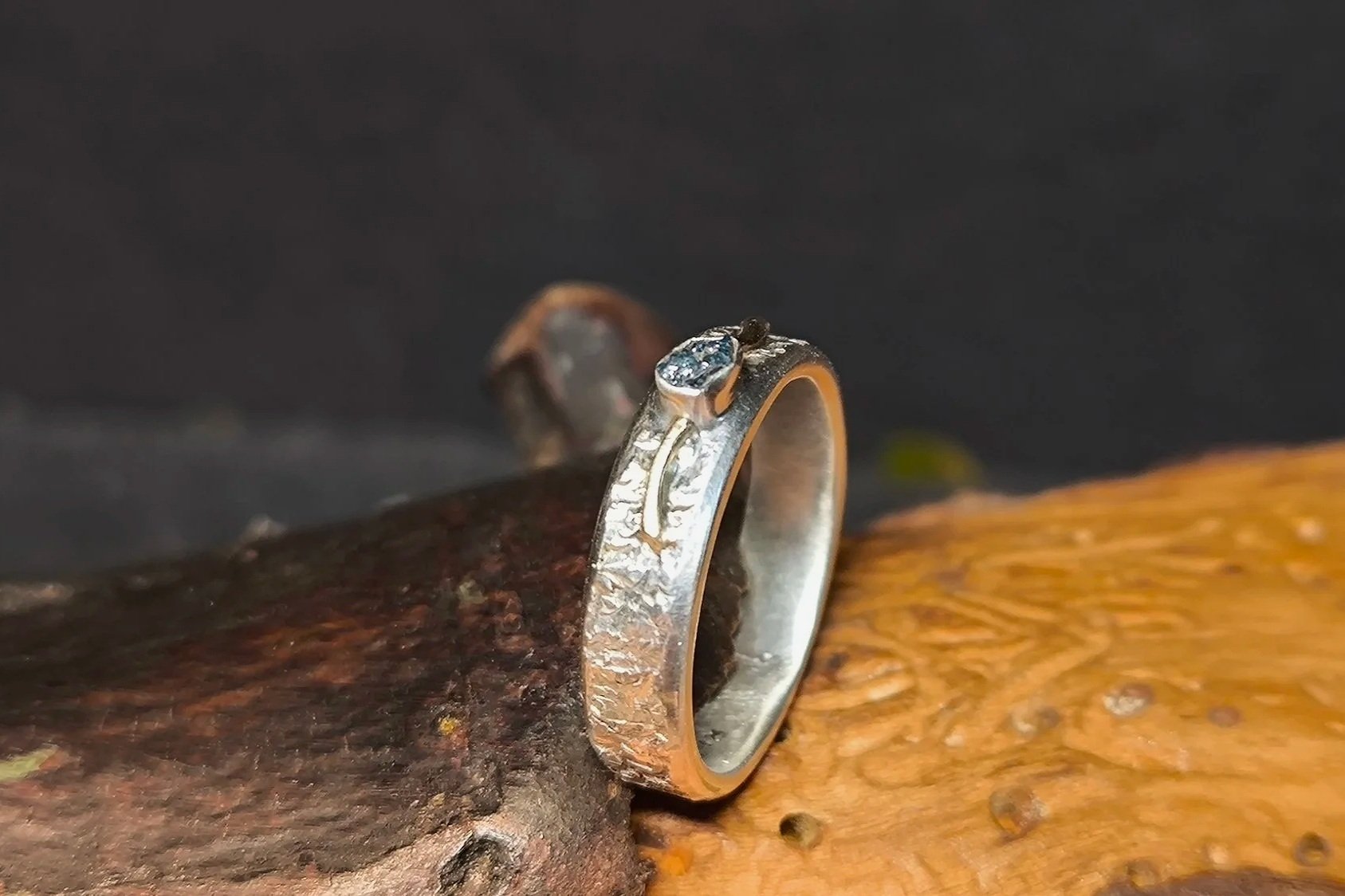 Blauer Rohdiamant, Silberring mit Gold, Janet Schmock