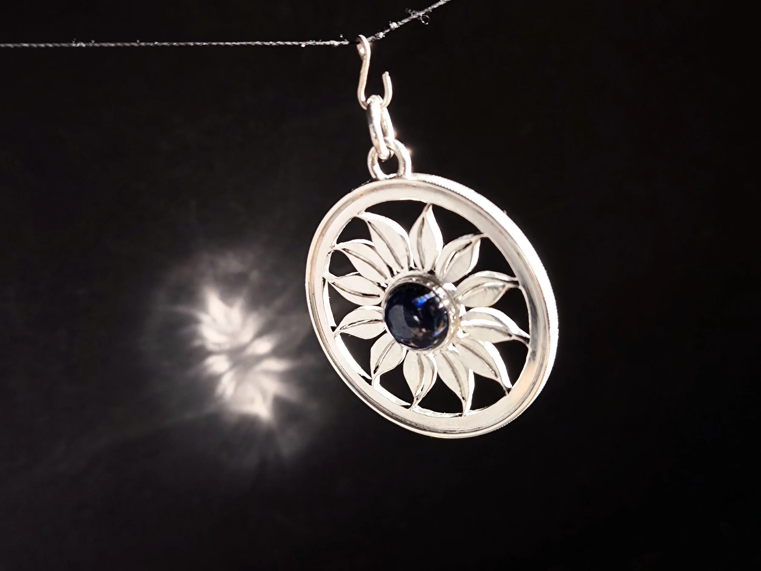 Silberblume mit Lapis, Unikat