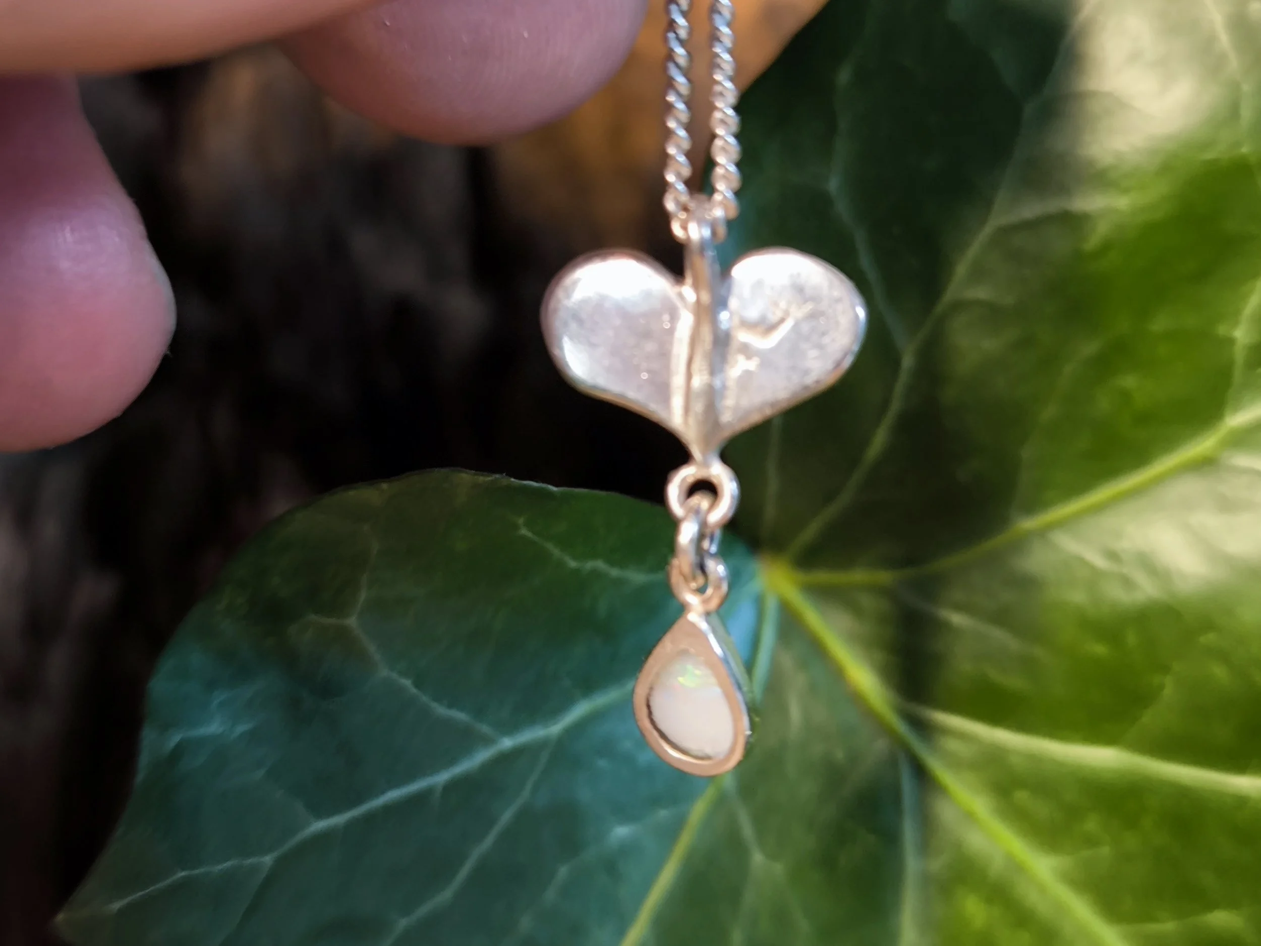 Herz mit Milchopal, Kettenanhänger aus Silber, Unikat
