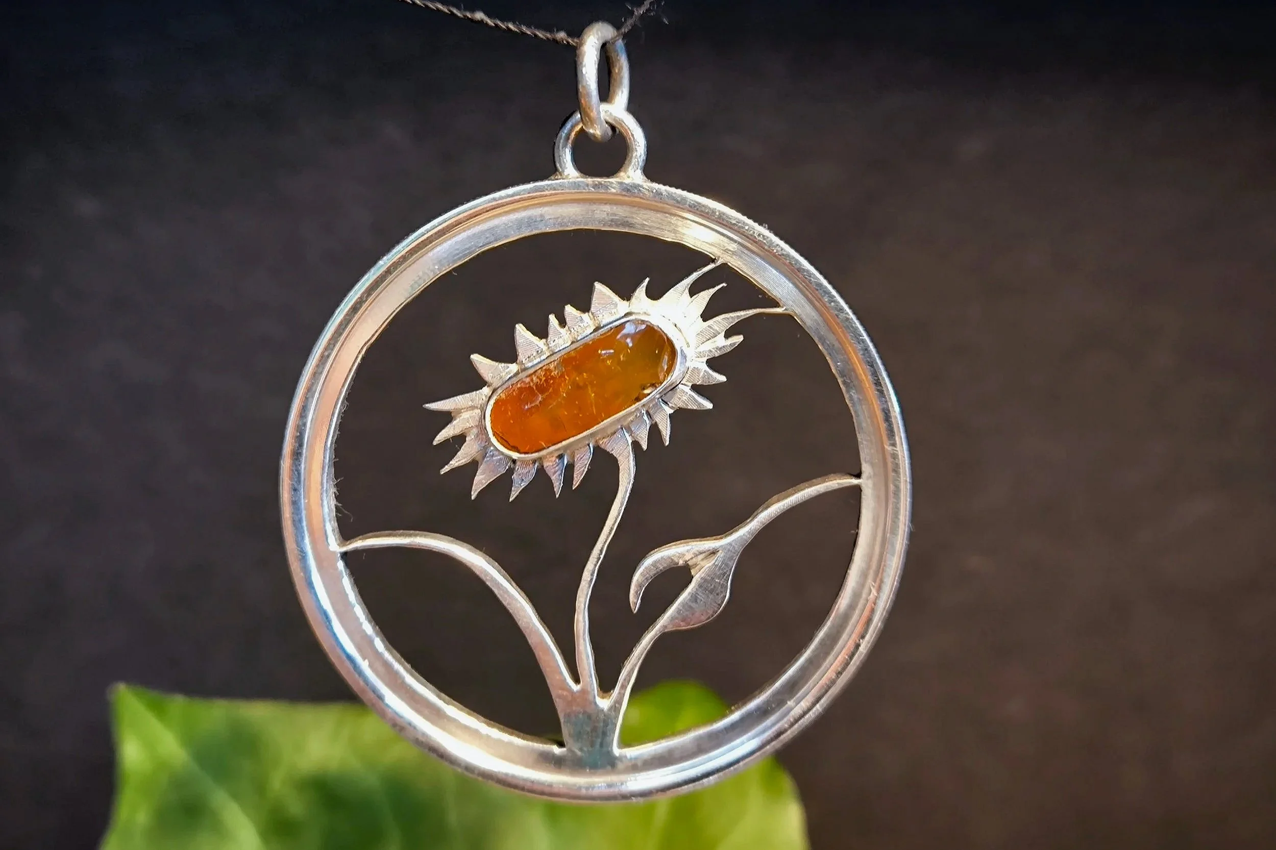 Sonnenblume mit Bernstein, Kettenanhänger, Silber