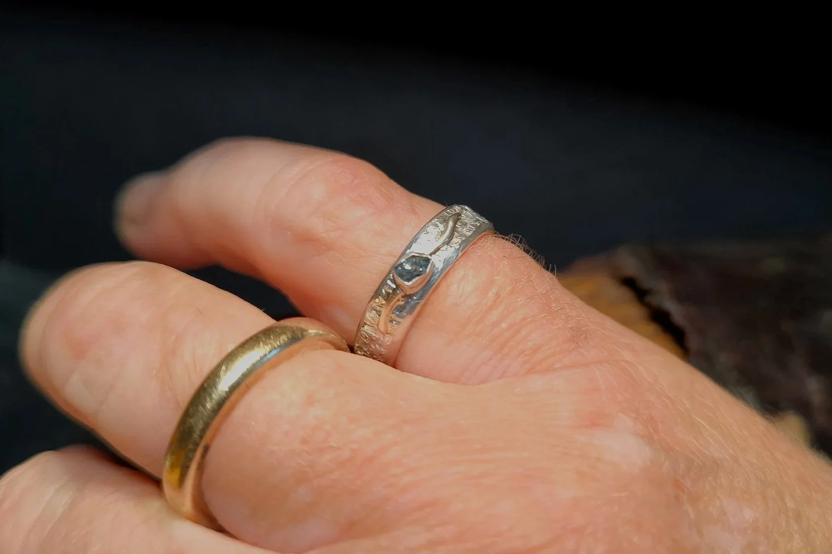 Blauer Rohdiamant, Silberring mit Gold, Janet Schmock