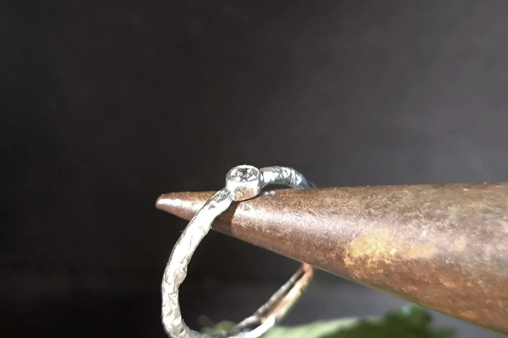 Angeschmolzener Silberring mit Zirkonia