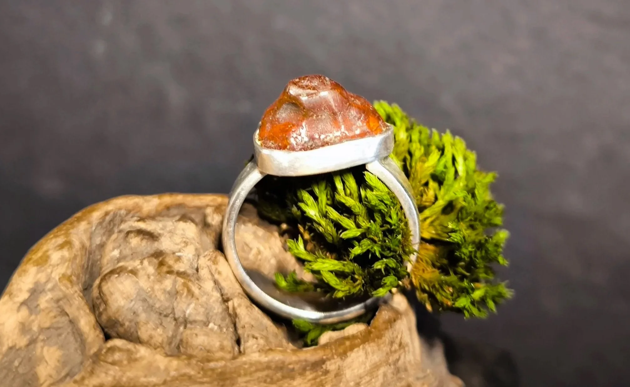 Roher Bernstein, Silberring, Silberschmiede Eigen Art