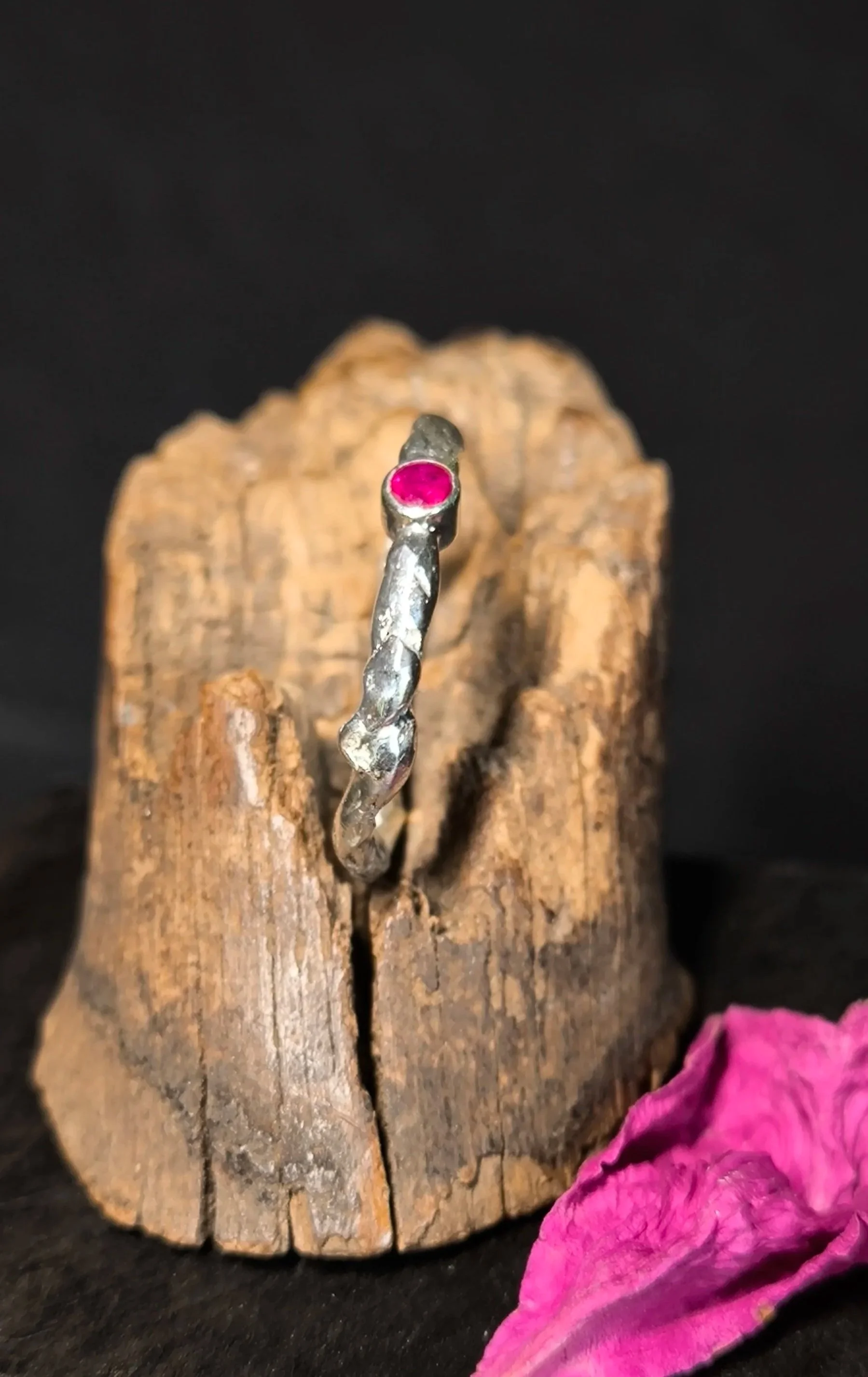 Schmelzwerk aus Silber mit Rubin, Silberschmiede-Eigen-Art