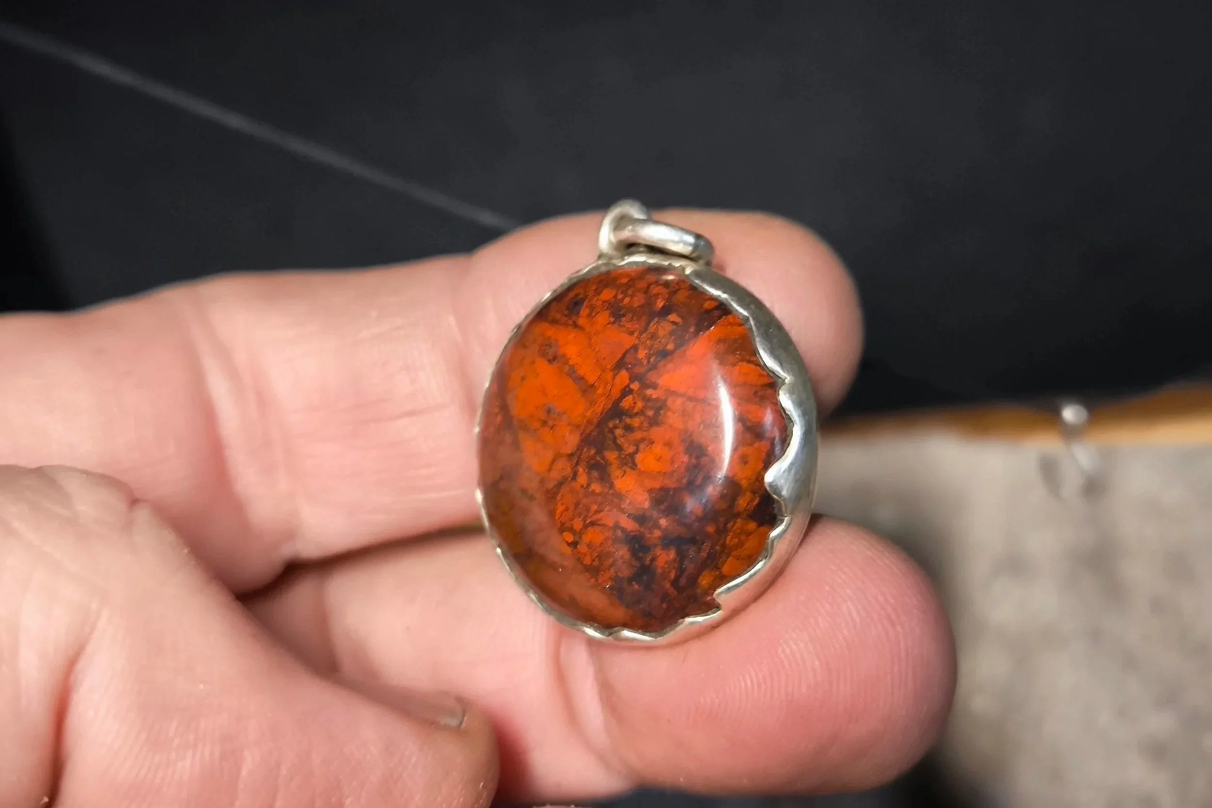 Roter Jaspis, Kettenanhänger in Silber gefasst