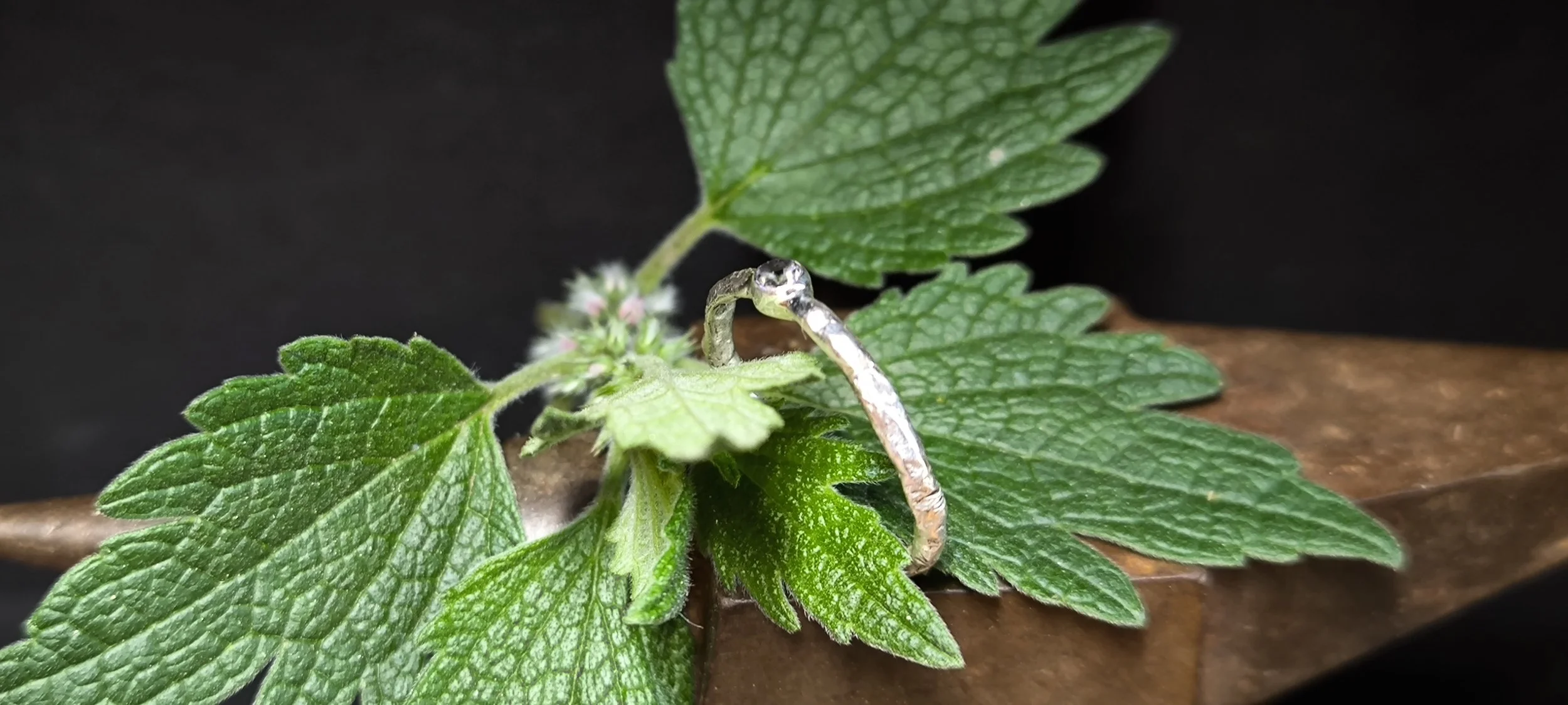 Angeschmolzener Silberring mit Zirkonia