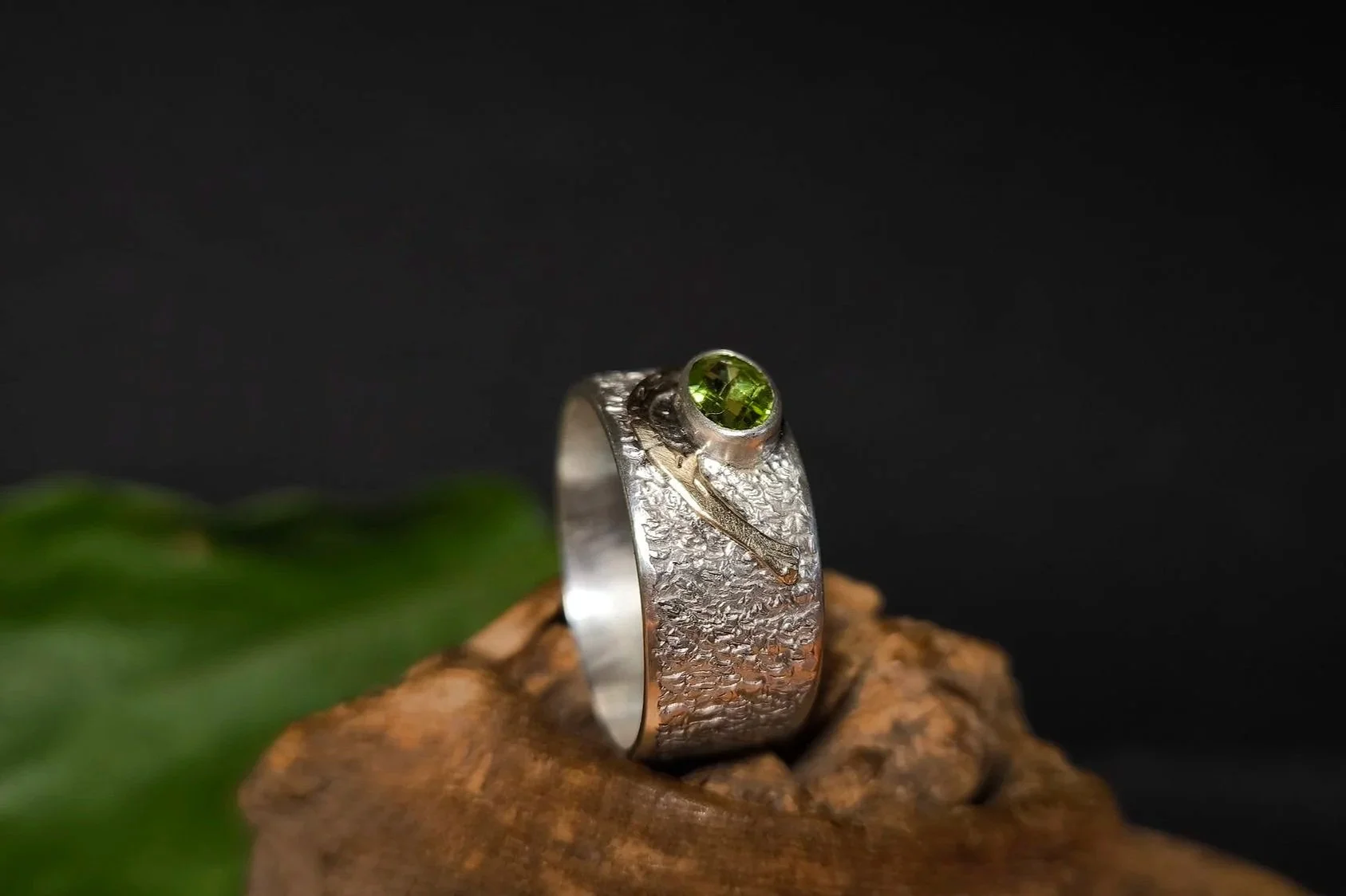 Silberring mit Olivin, Peridot, Gold, Unikat, Durchmesser 21 mm