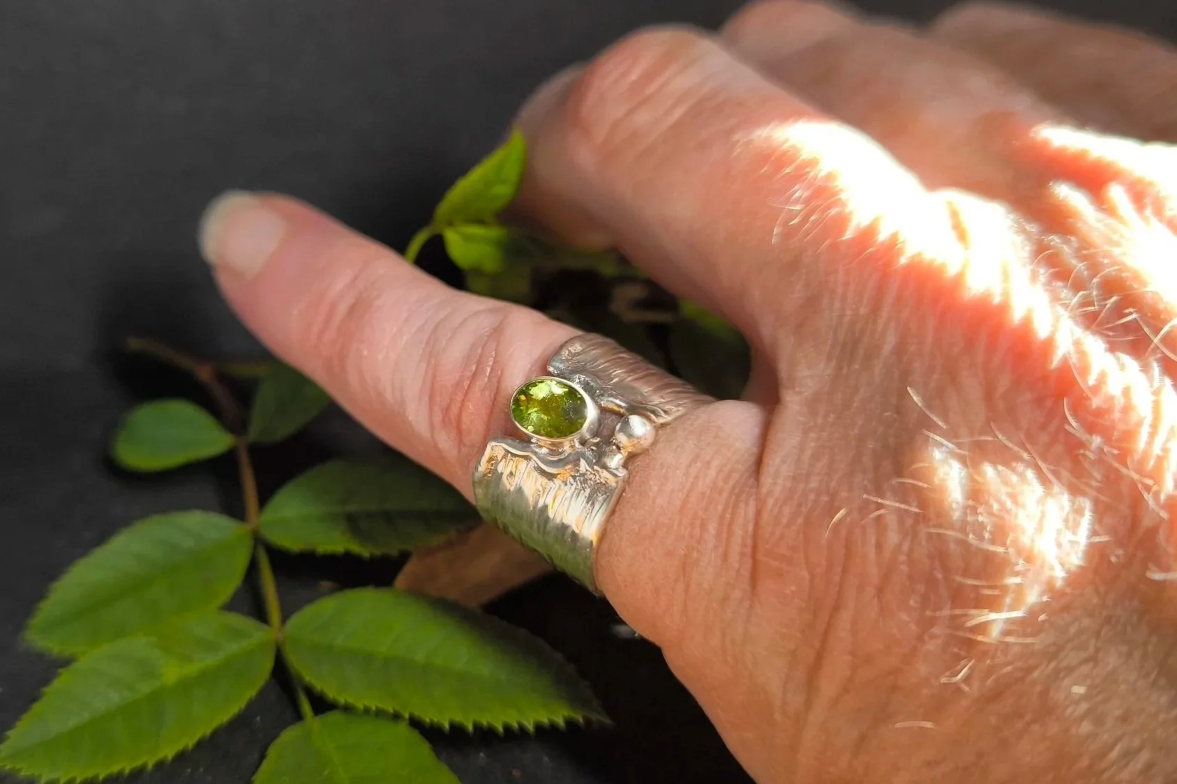 Silberring mit Peridot, Silberschmiedeschmuck, Silberschmiedeeigenart
