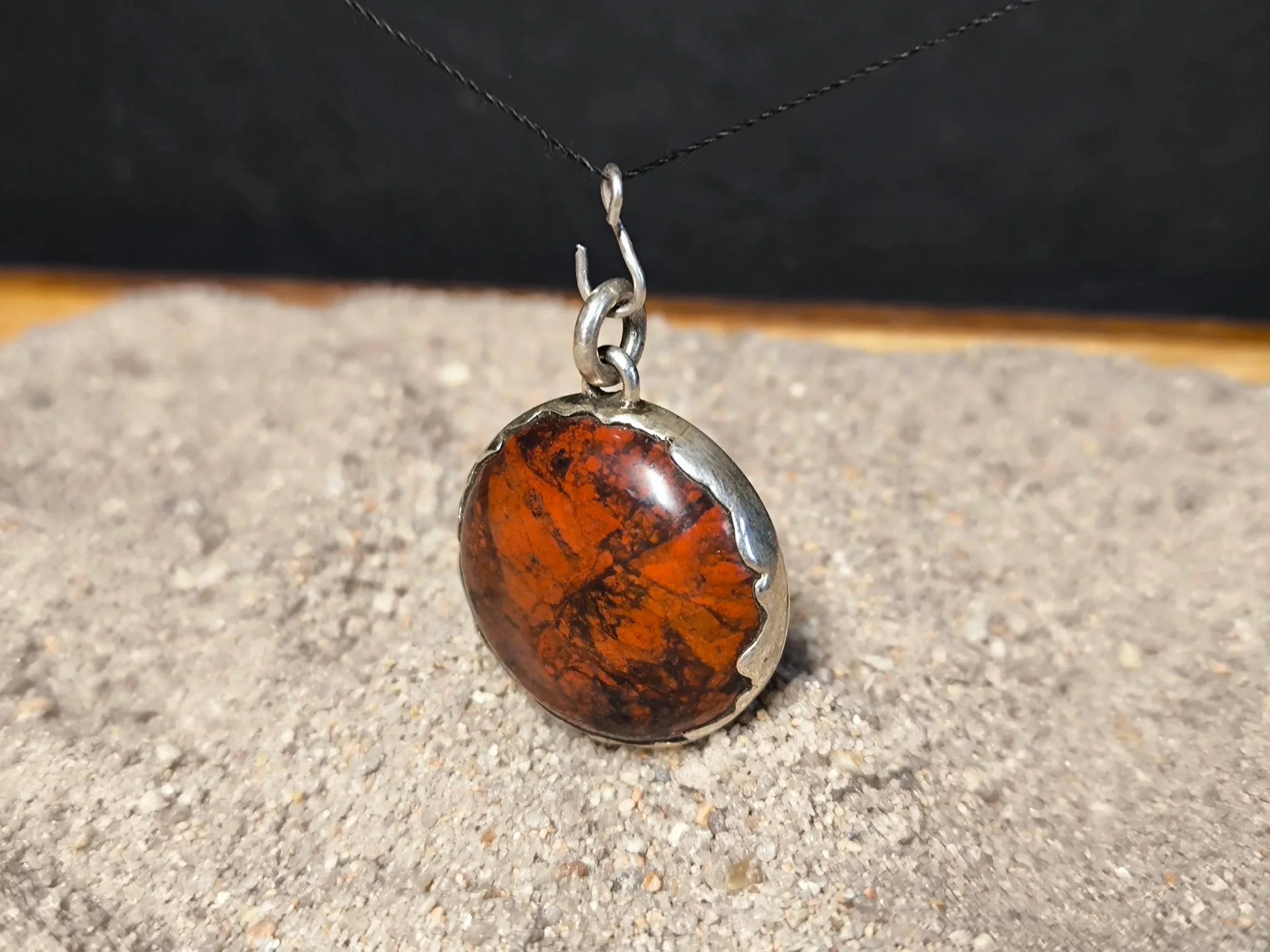 Roter Jaspis, Kettenanhänger in Silber gefasst