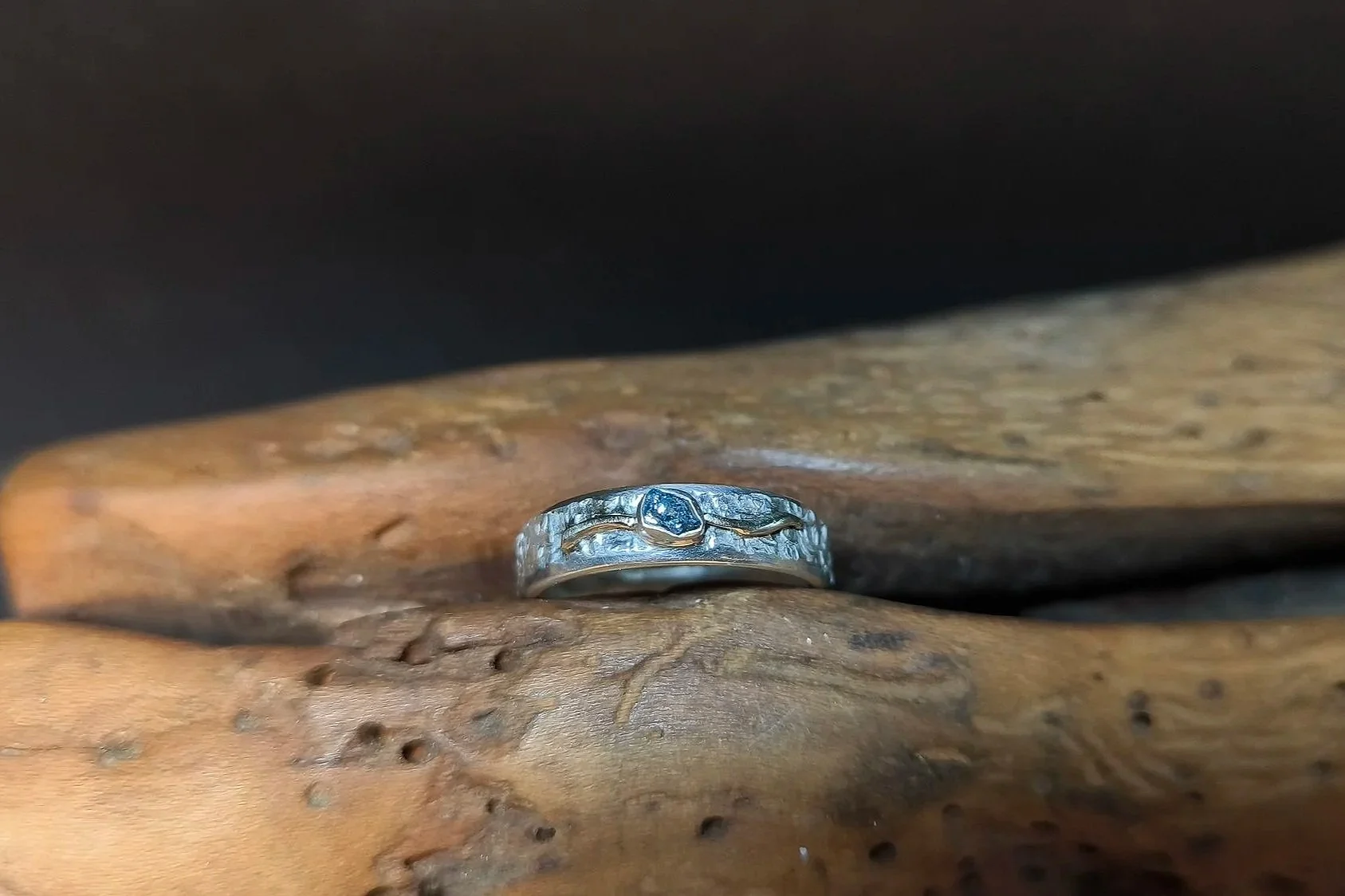 Blauer Rohdiamant, Silberring mit Gold, Janet Schmock