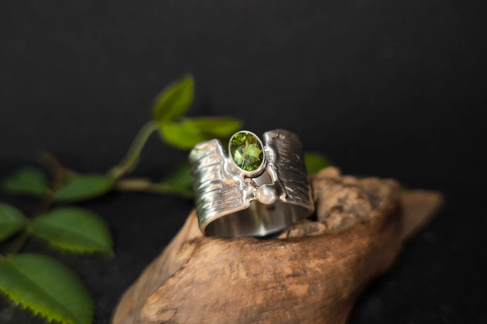 Silberring mit Peridot, Silberschmiedeschmuck, Silberschmiedeeigenart
