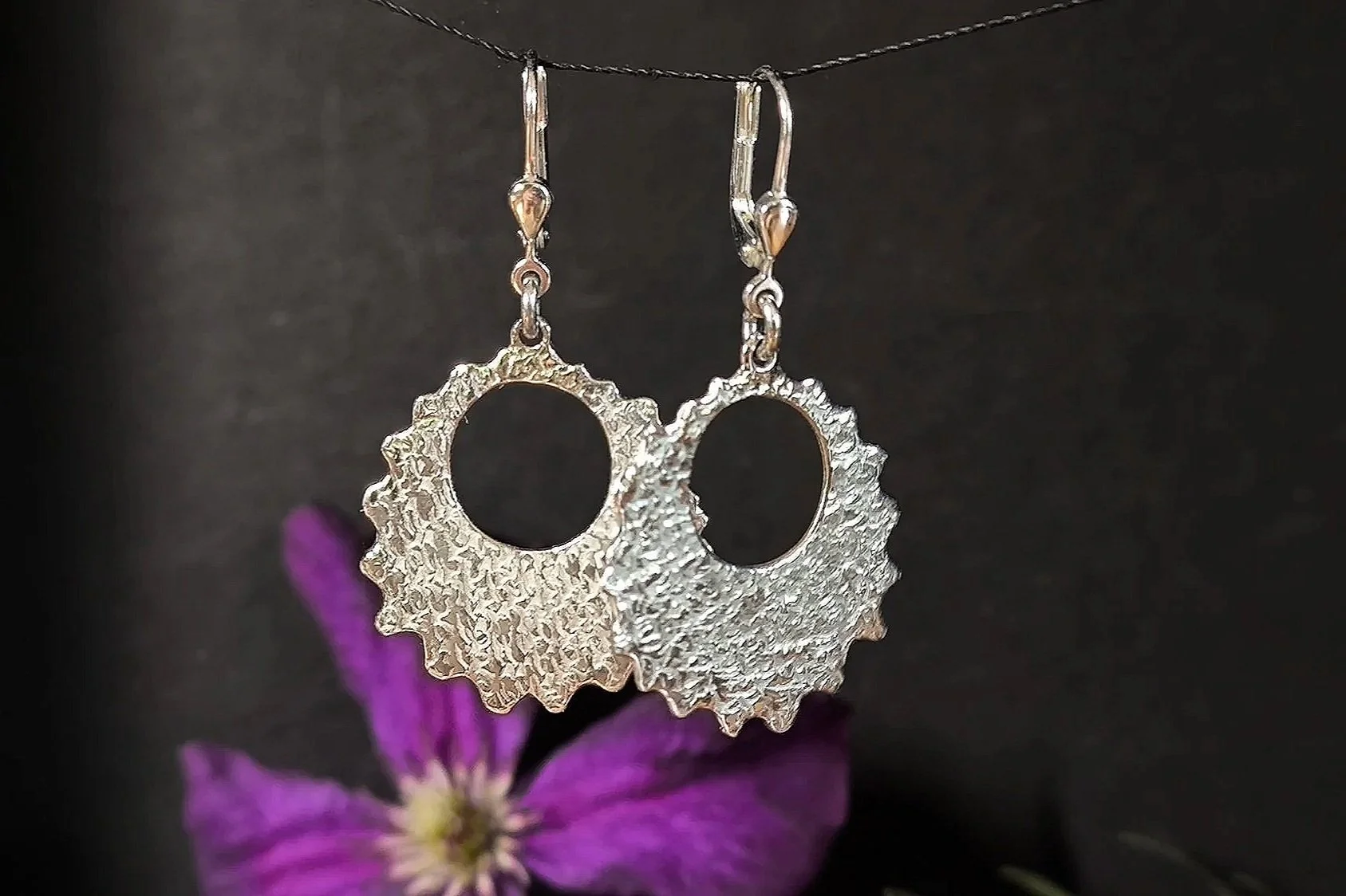 Runde Ohrhänger mit Loch, Silber, handgemacht