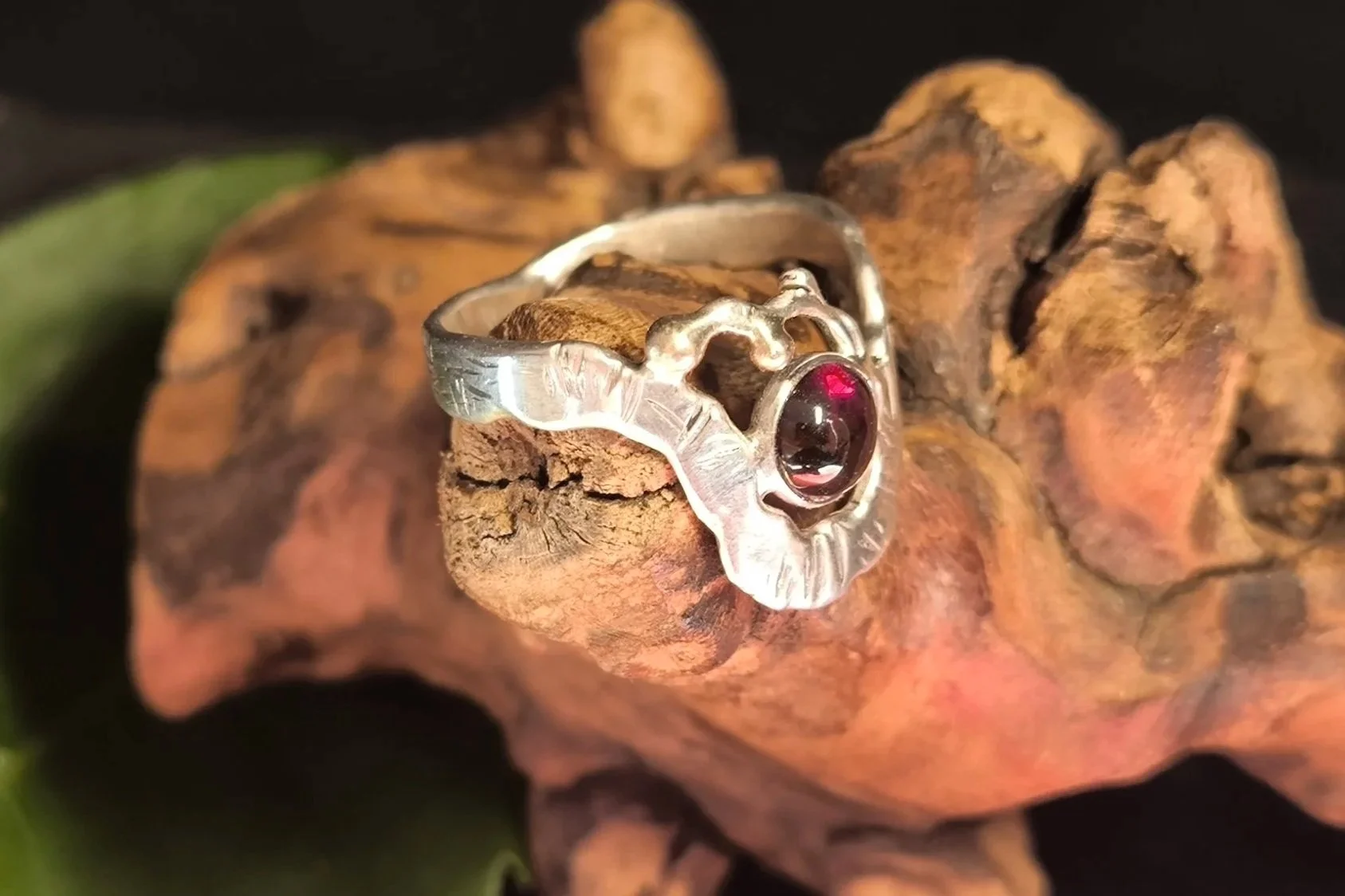 Silberunikat, Ring mit Granat, Durchmesser 18 mm, Handarbeit