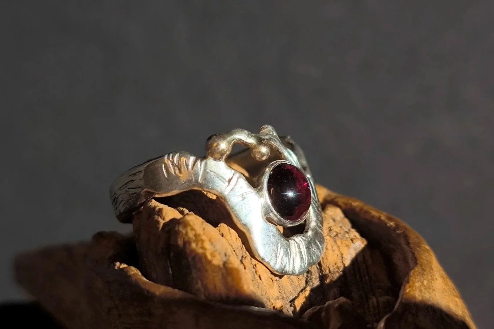 Silberunikat, Ring mit Granat, Durchmesser 18 mm, Handarbeit