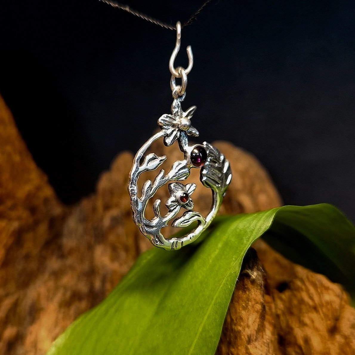 Kettenanhänger mit Blumen, handgemacht