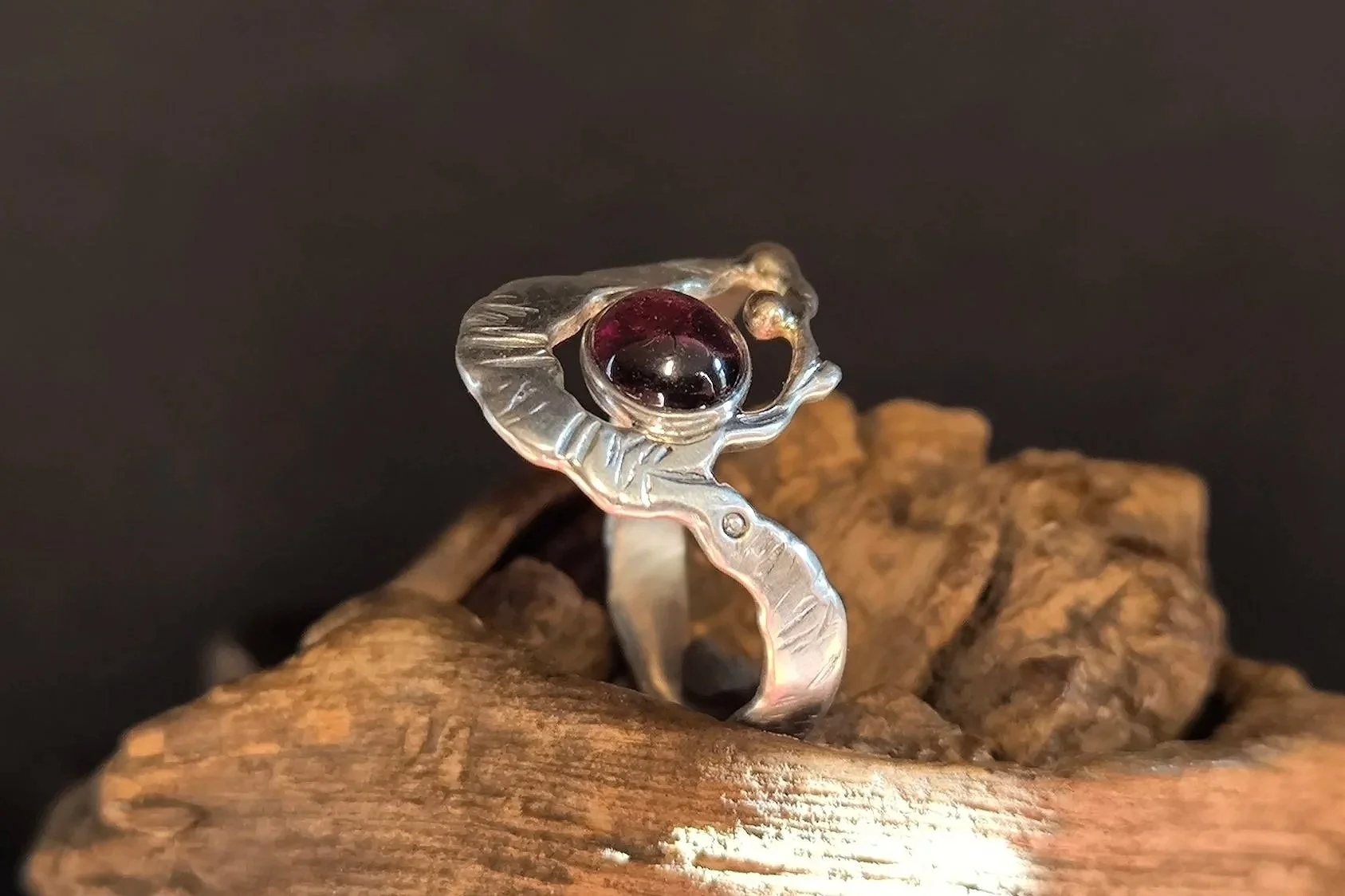Silberunikat Ring mit Granat, Durchmesser 18 mm, Handarbeit