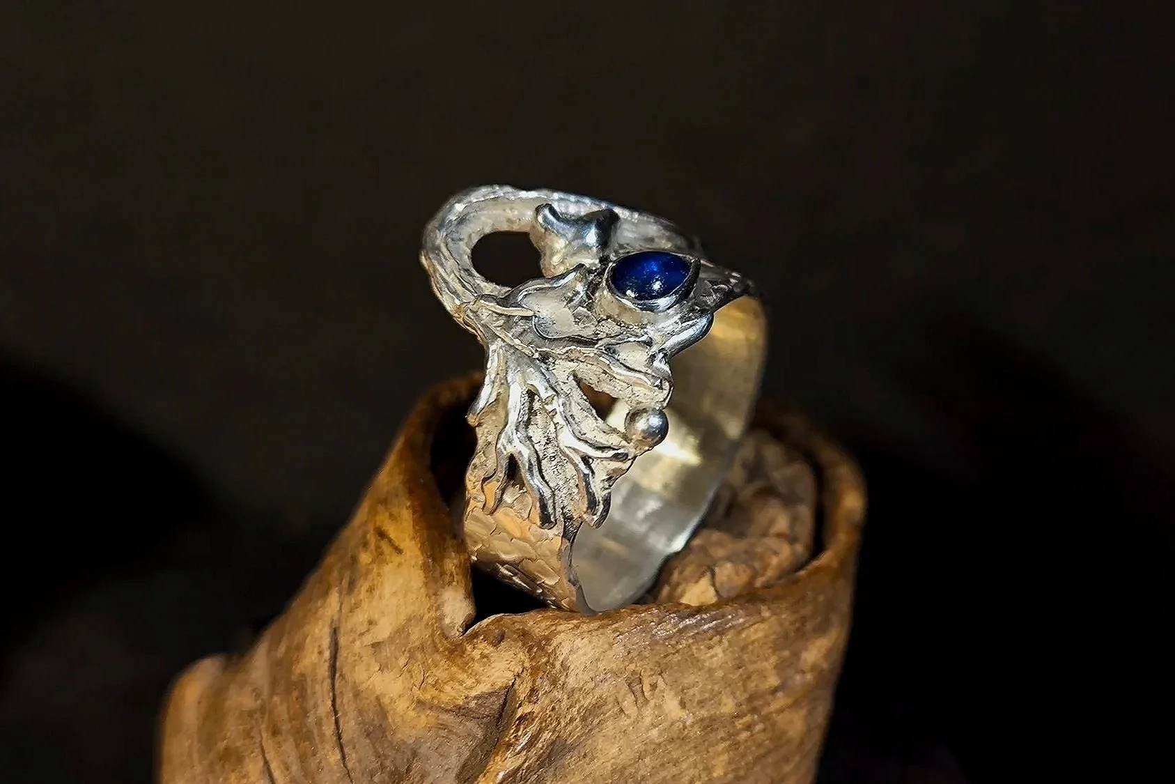 Silberring mit Baum und Saphir, handgemacht