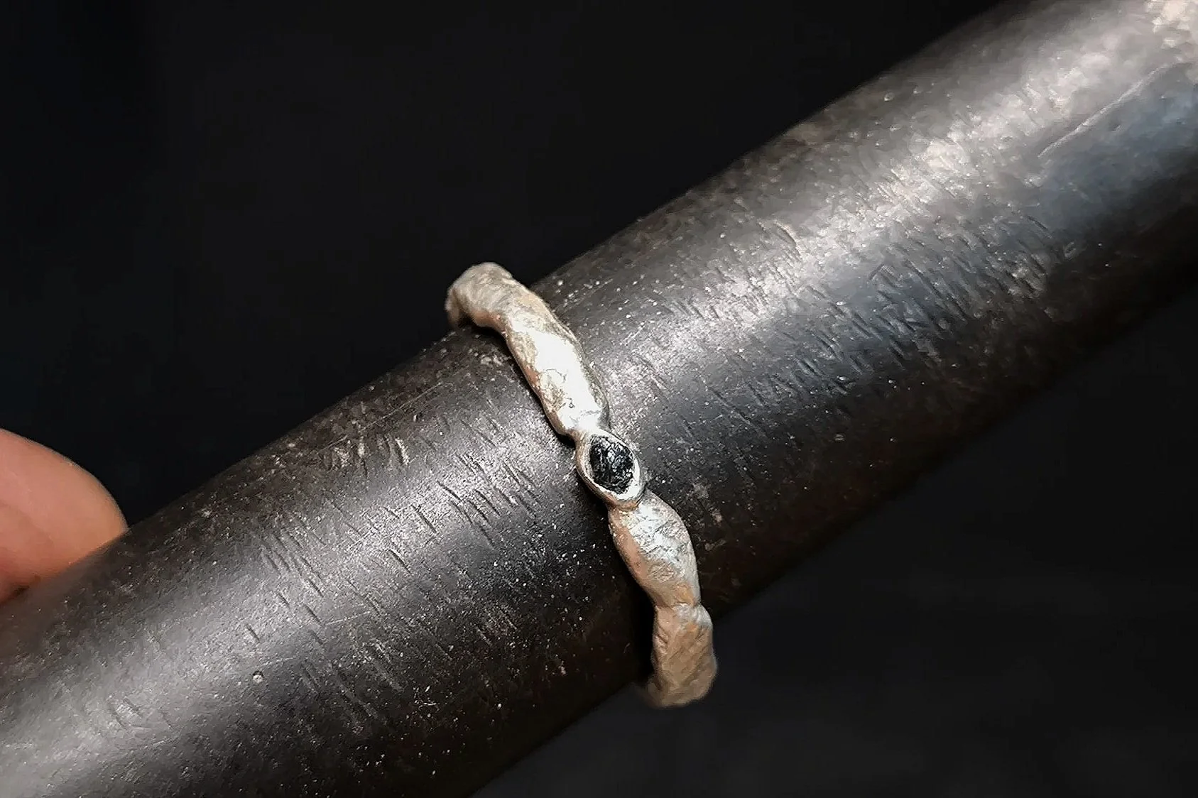 Angeschmolzener Silberring mit Rohdiamant, Janet Schmock