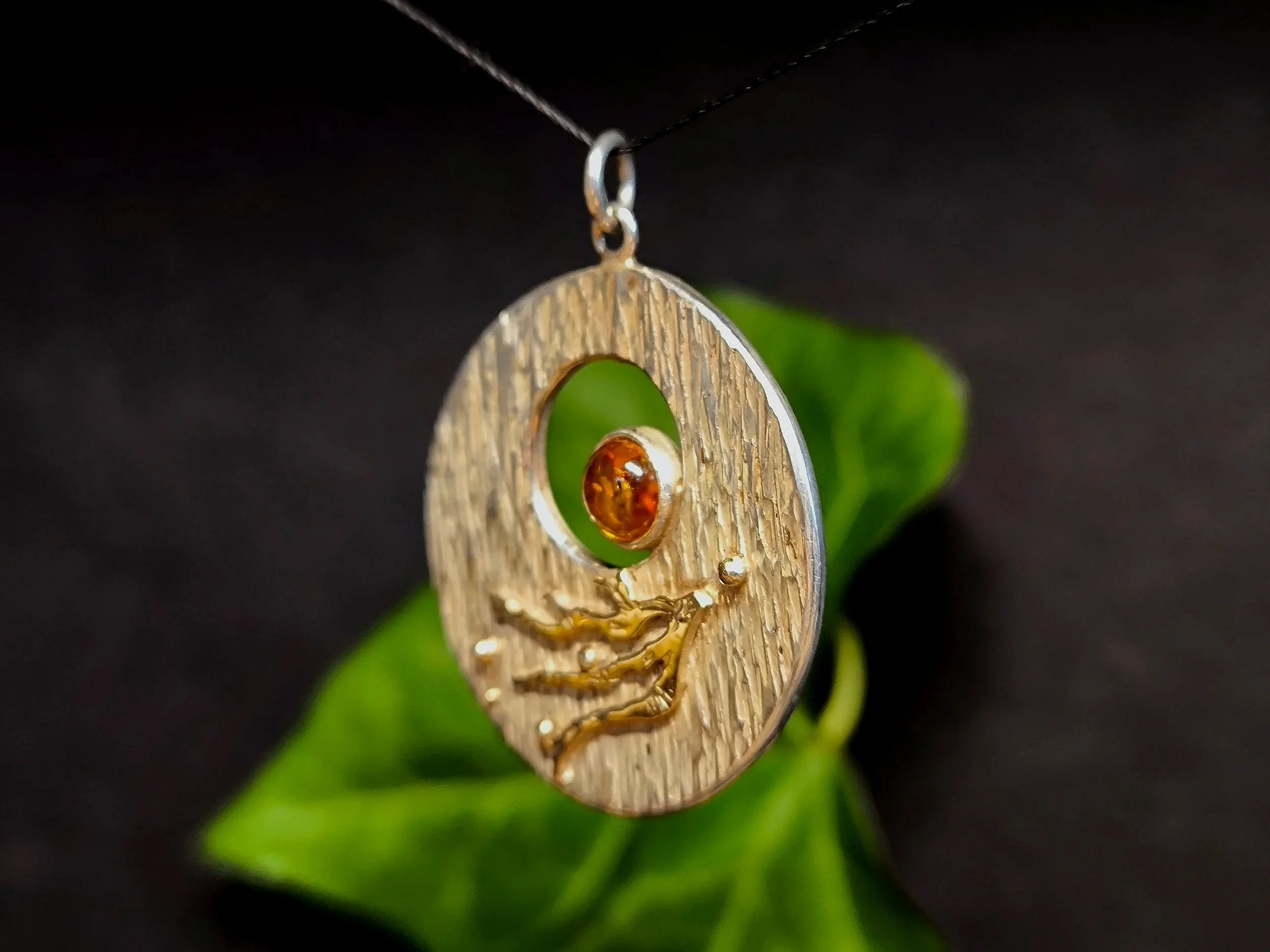 Kettenanhänger bicolor mit Bernstein und Gold, Unikat