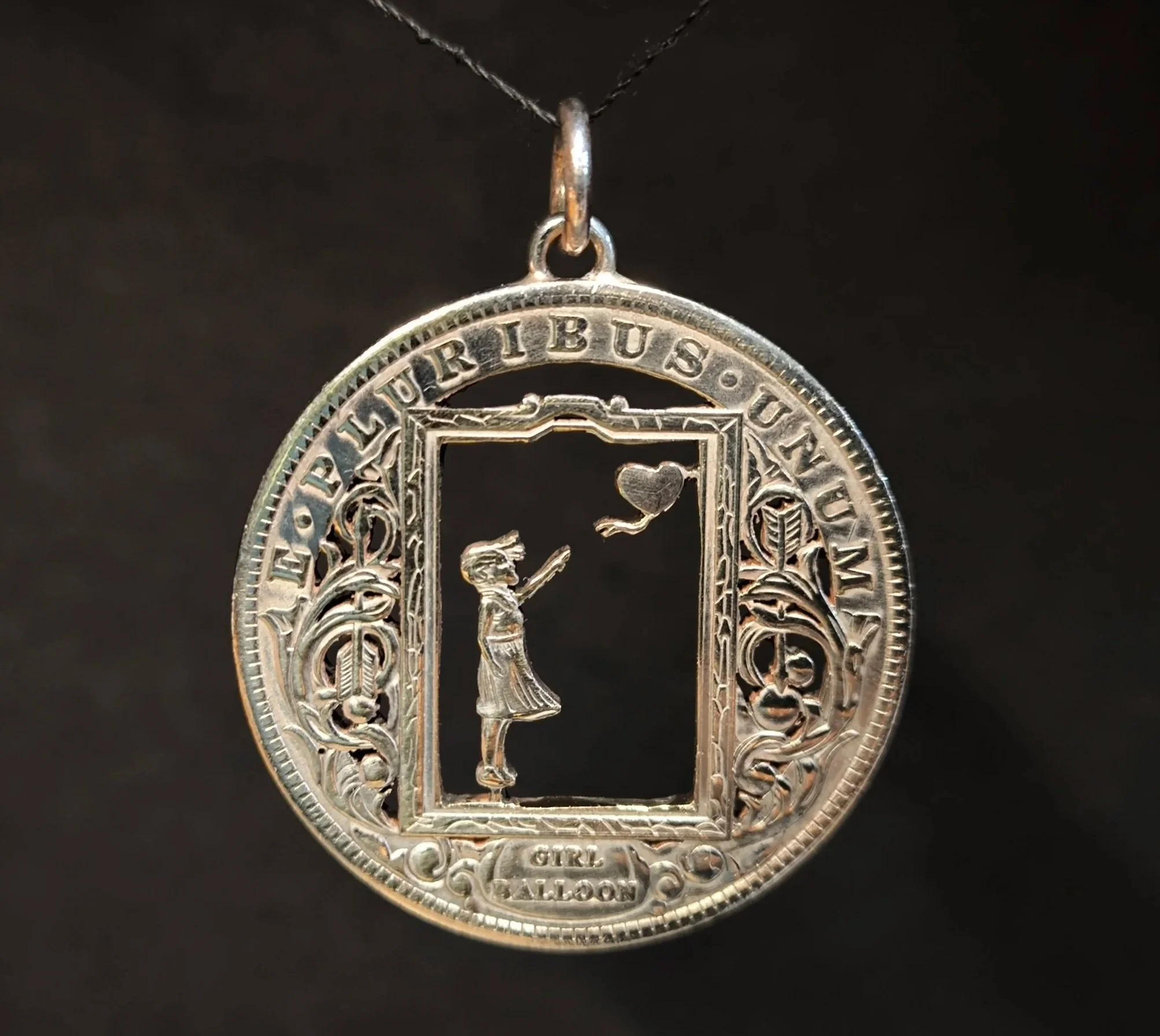 Mädchen mit Ballon, Kettenanhänger