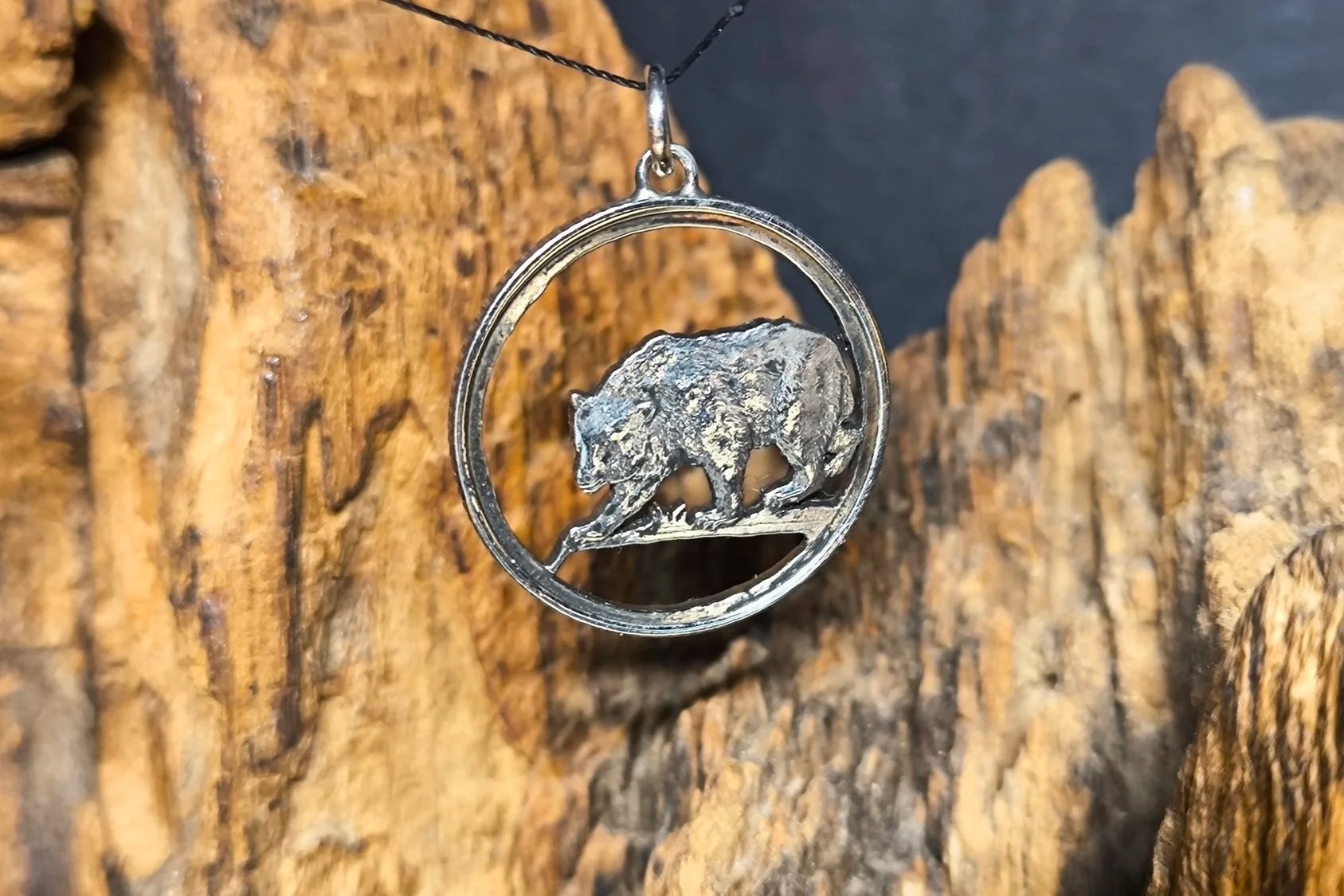 Bär, handgesägter Kettenanhänger