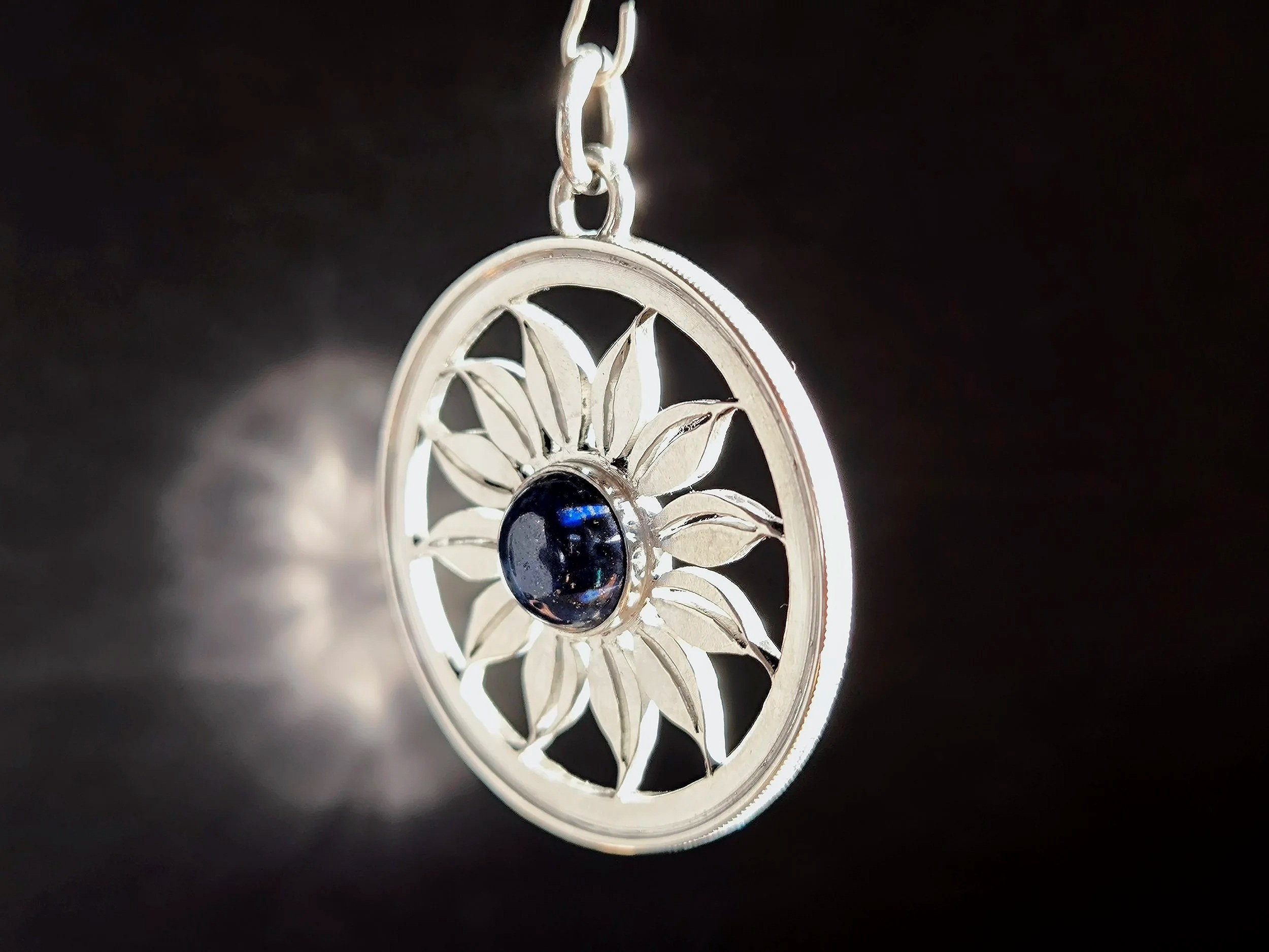 Silberblume mit Lapis, Unikat