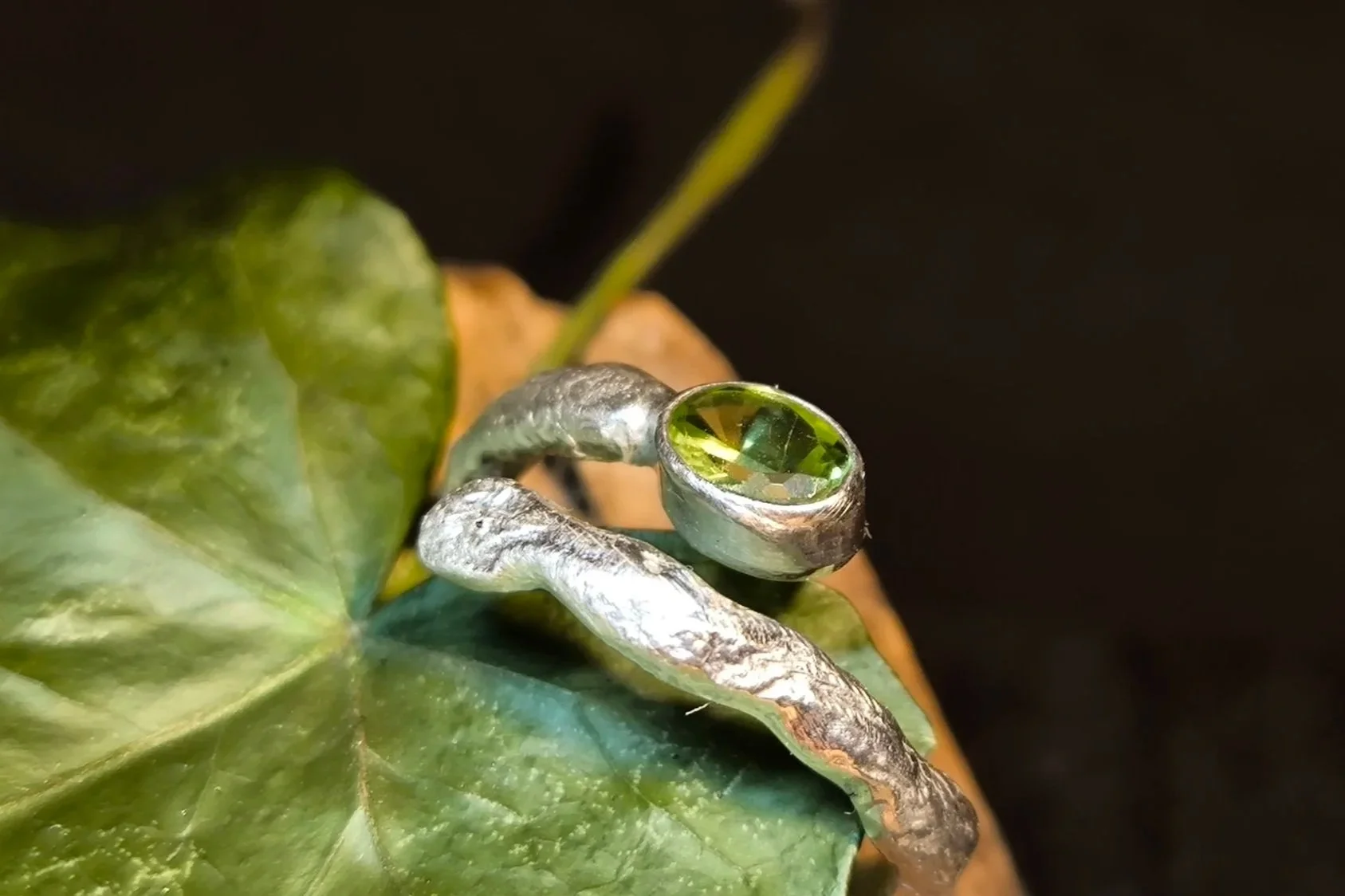Handgefertigter Silberring, Angeschmolzen m- Peridot, Janet Schmock