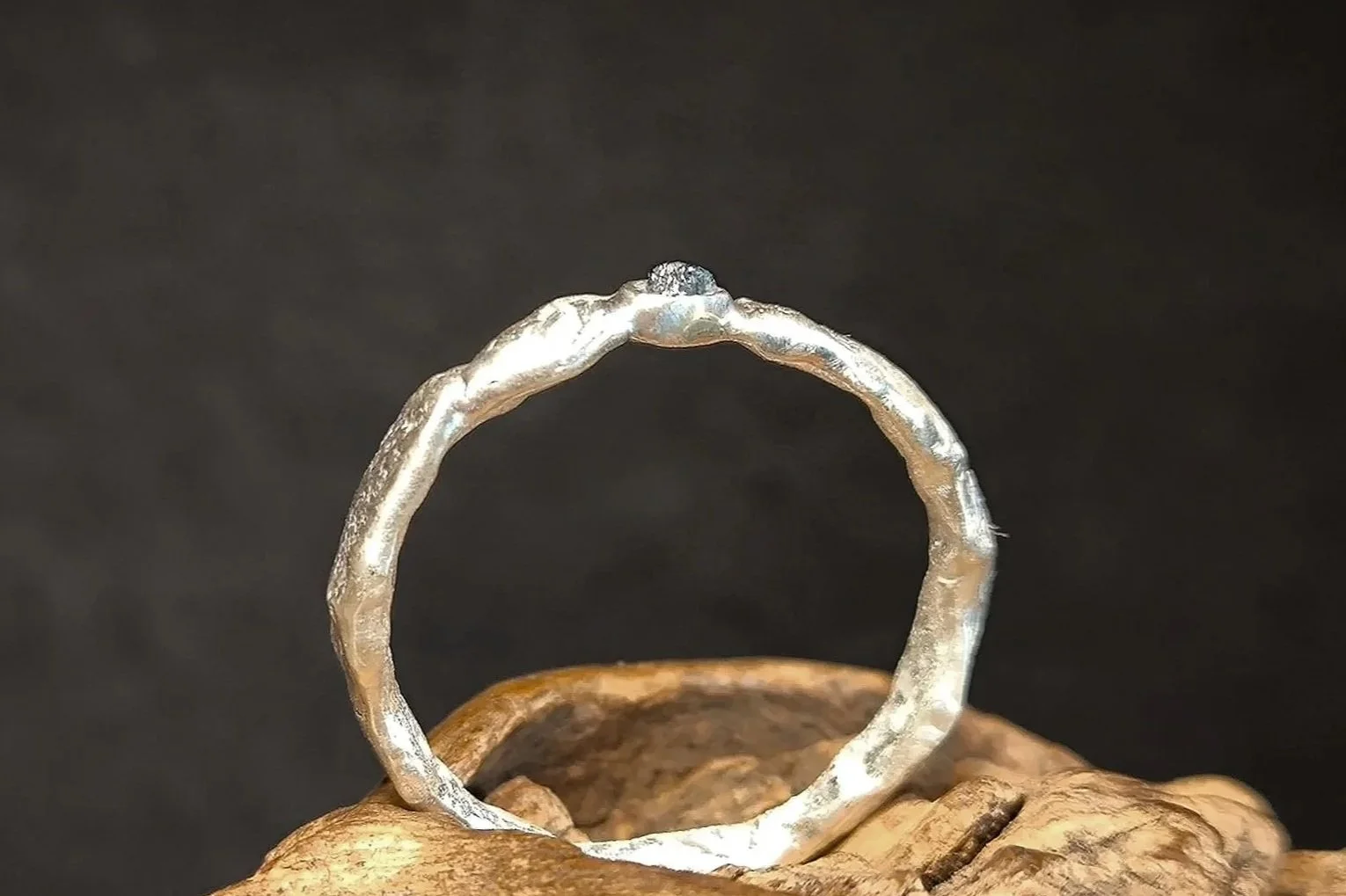 Angeschmolzener Silberring mit Rohdiamant, Janet Schmock