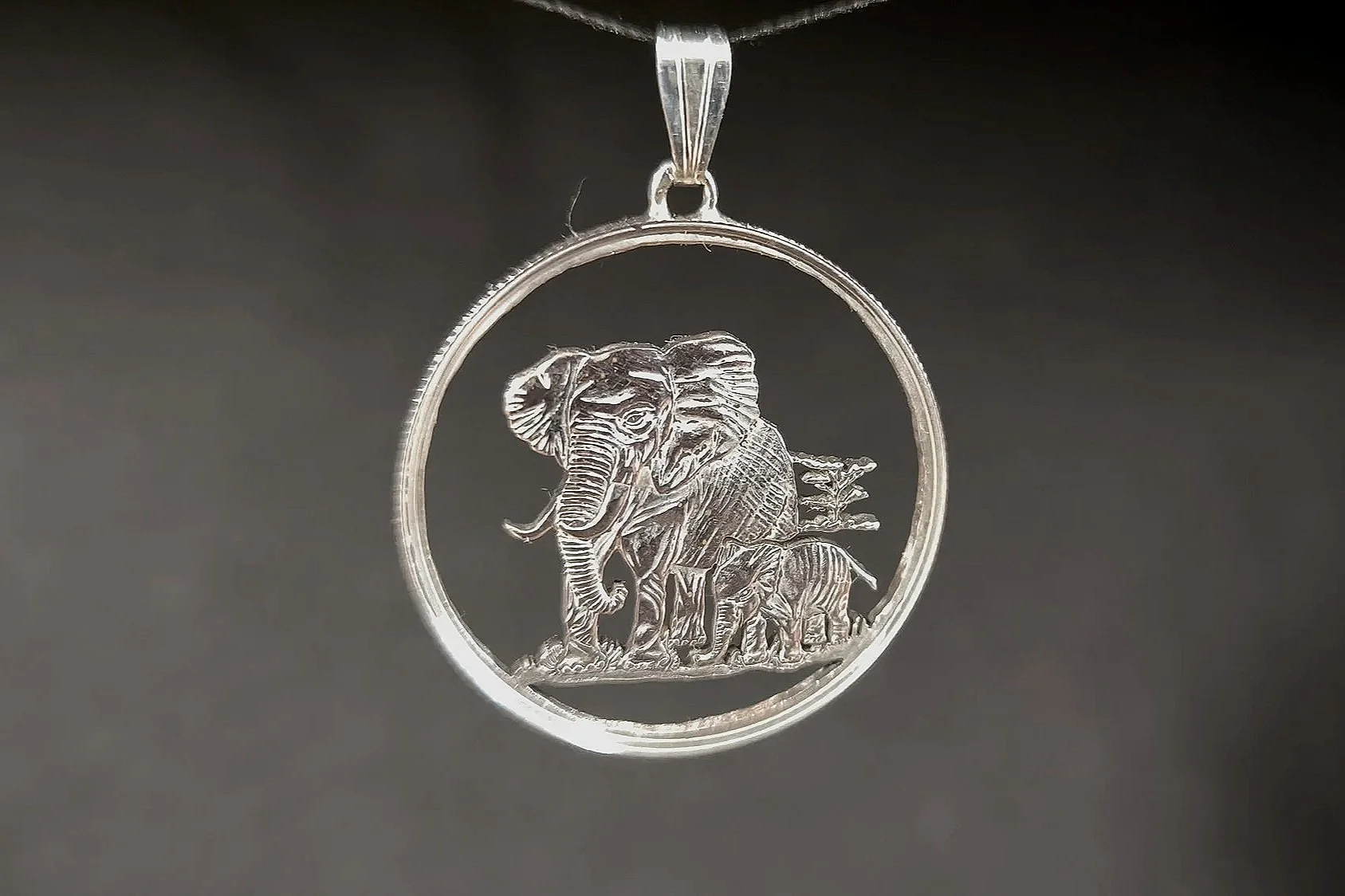 Elefant mit Kalb, Kettenanhänger aus Silber, handgesägt, Münzschmuck