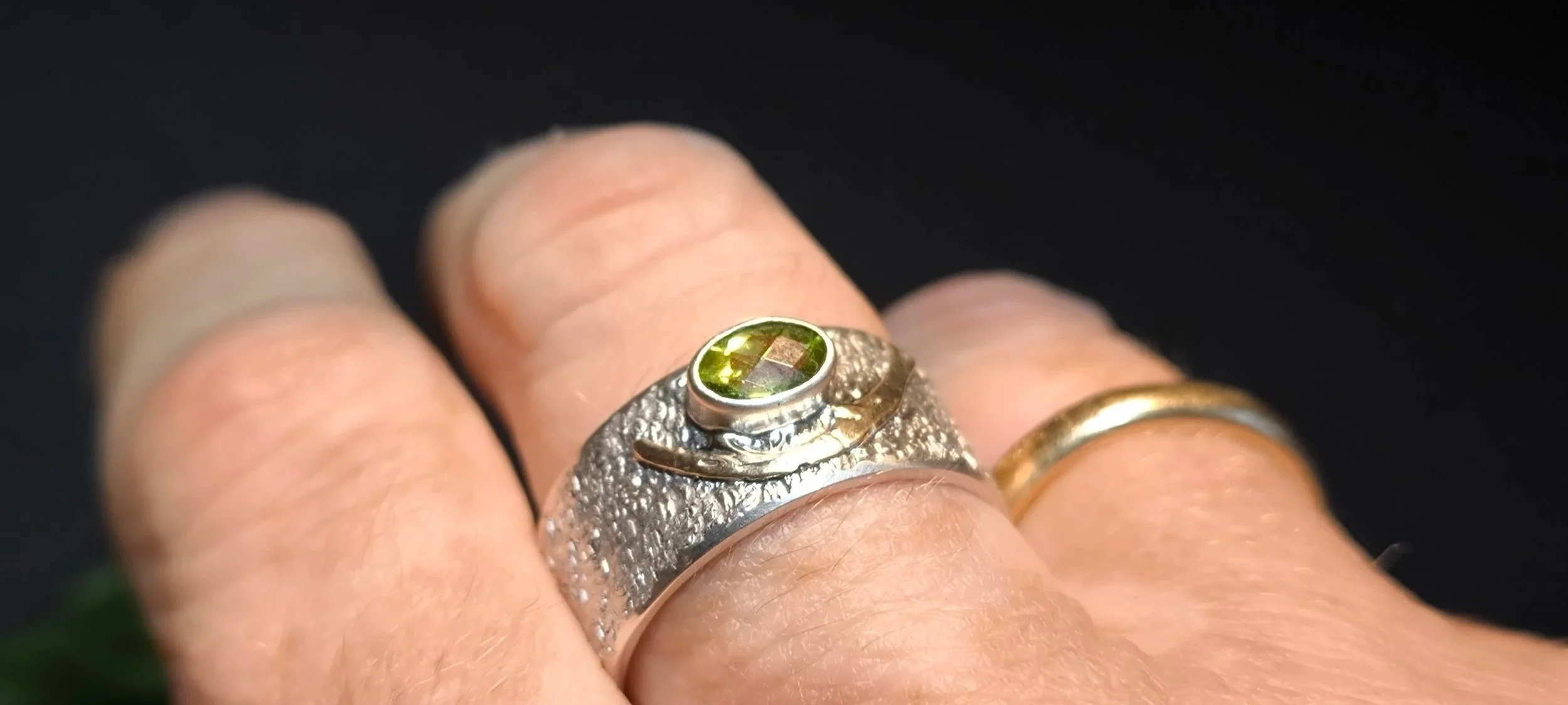 Silberring mit Olivin, Peridot, Gold, Unikat, Durchmesser 21 mm