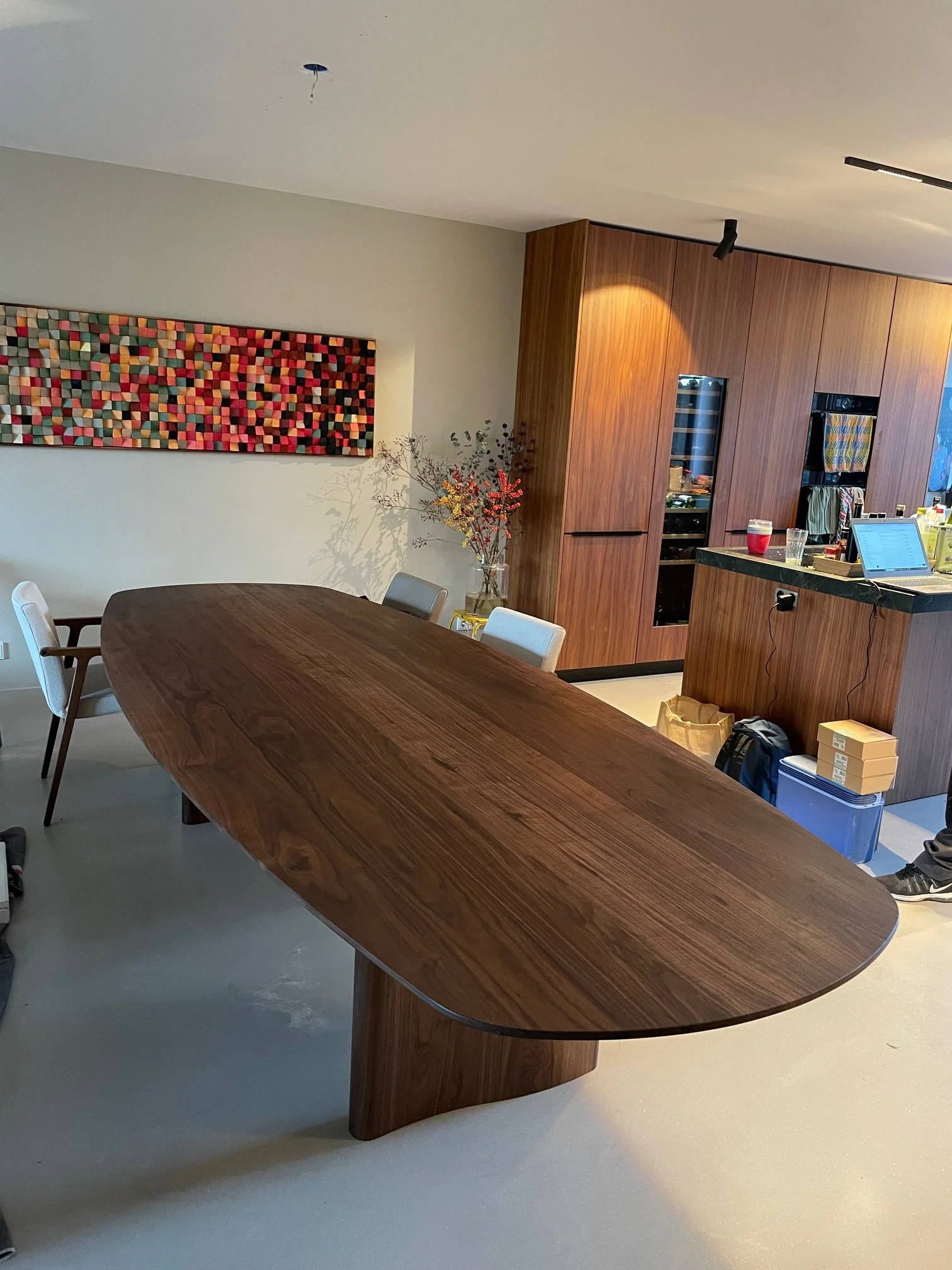 Extra grote deens ovale massief amerikaans noten eettafel met gekromde poten. Voor 12 personen.