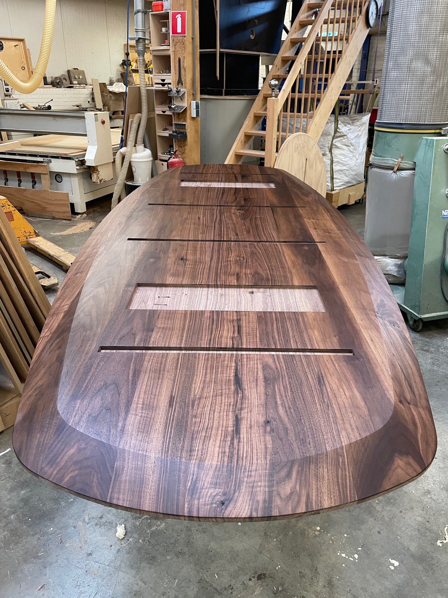 Extra grote deens ovale massief amerikaans noten eettafel met gekromde poten. Voor 12 personen.