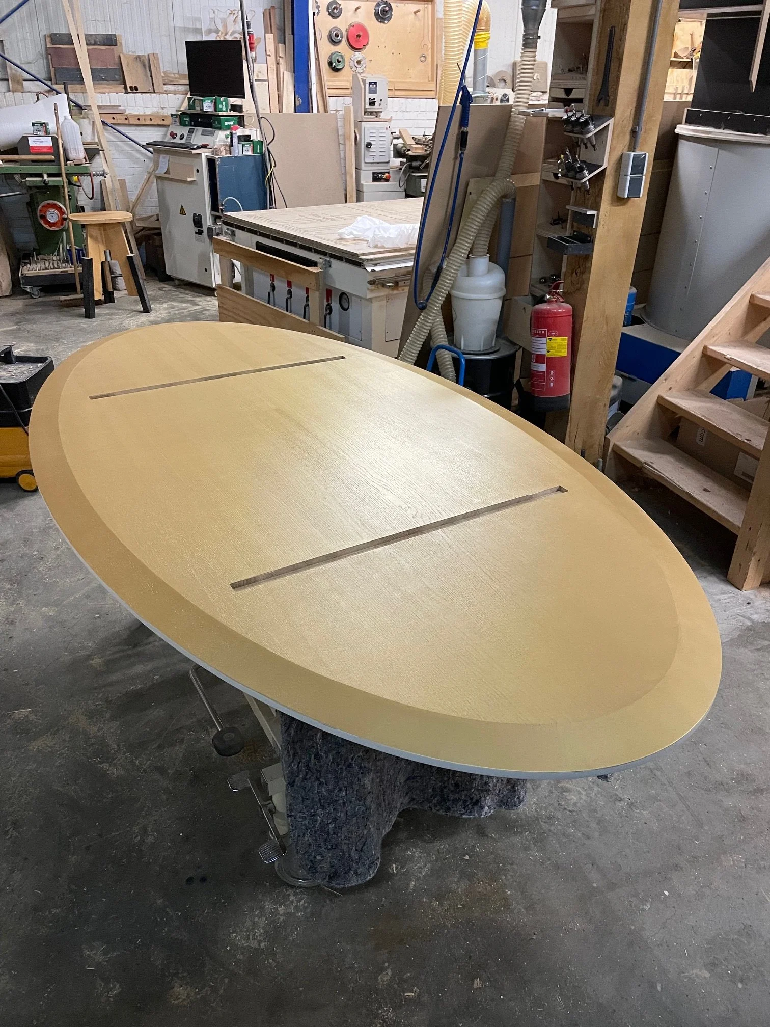 Ovale eiken tafel afgewerkt met goudverf