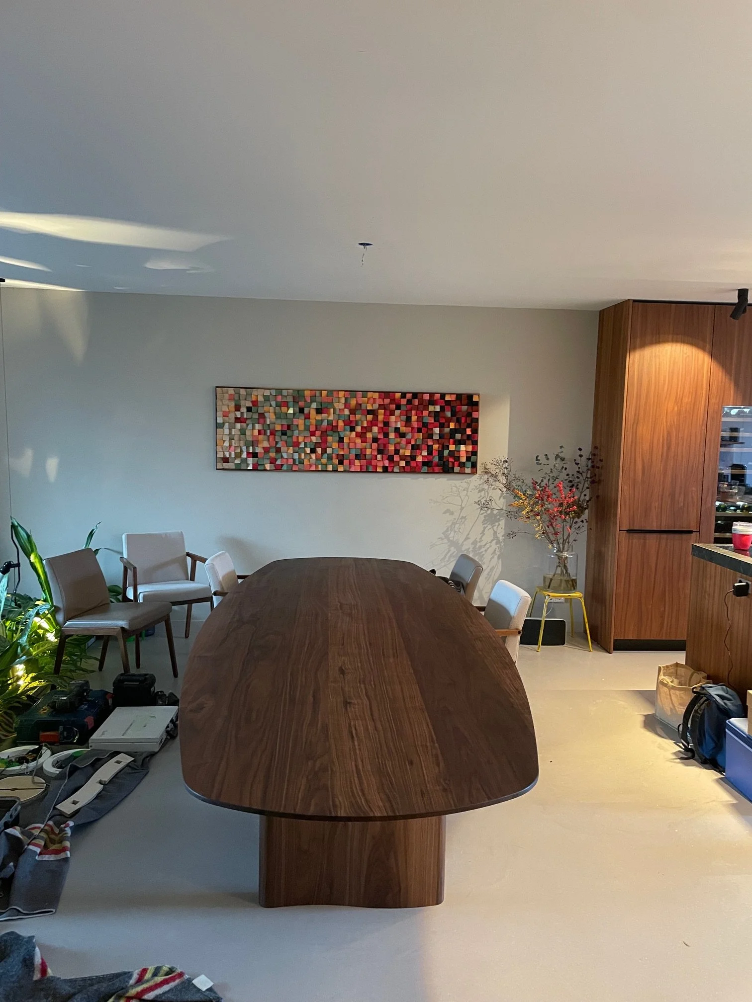 Extra grote deens ovale massief amerikaans noten eettafel met gekromde poten. Voor 12 personen.