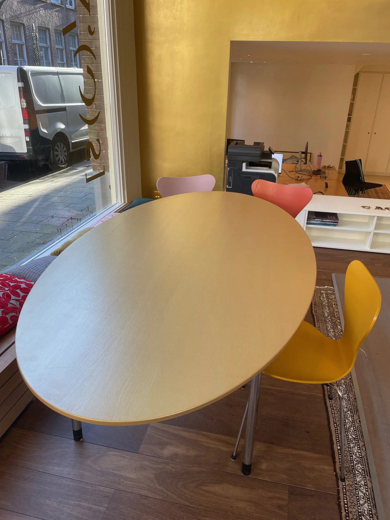 Ovale eiken tafel afgewerkt met goudverf