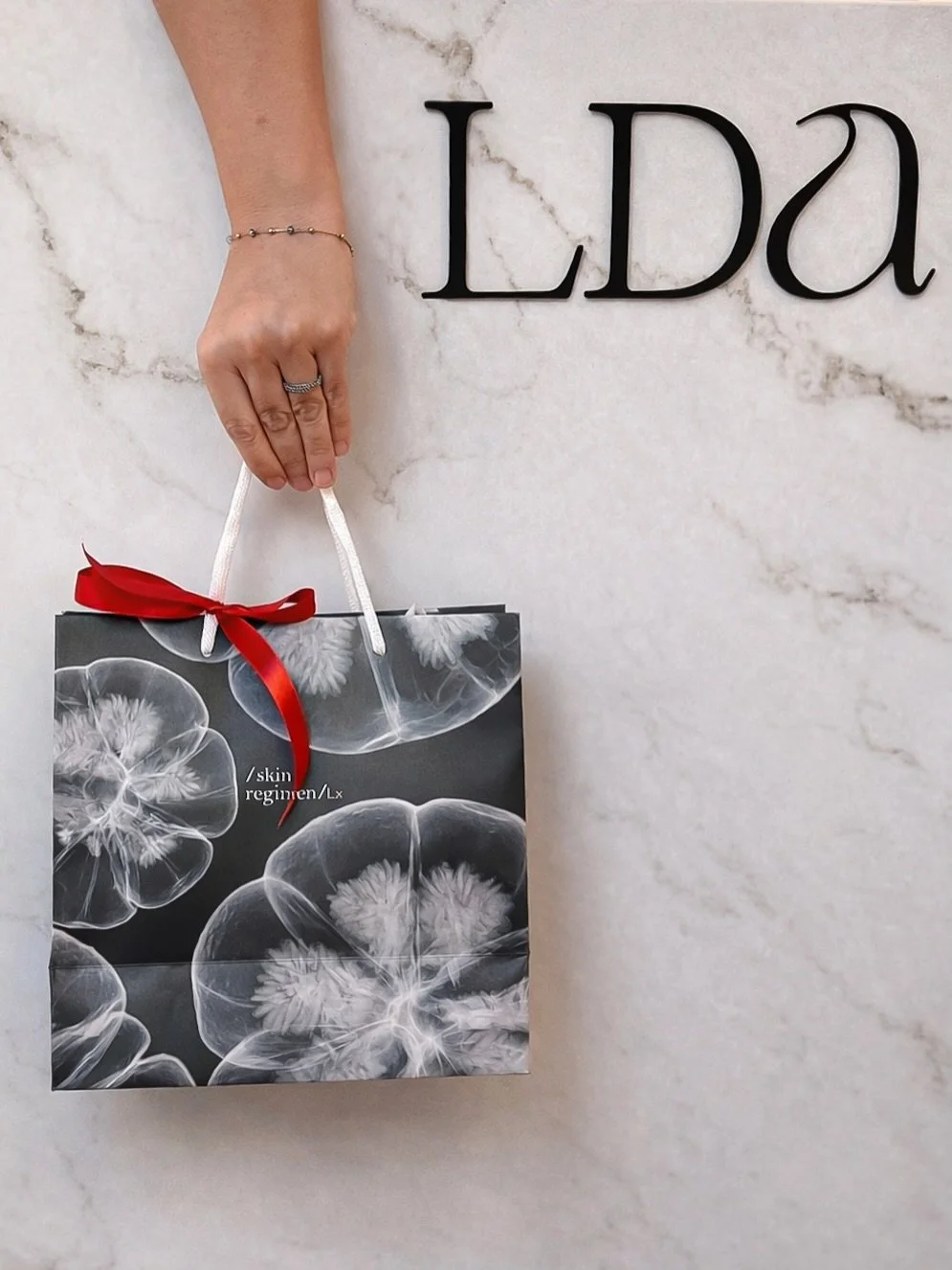 👑 Los Reyes Magos a&uacute;n est&aacute;n a tiempo 👑

Si todav&iacute;a te falta alg&uacute;n regalito, tenemos la soluci&oacute;n perfecta 🎁
✨ Tarjetas regalo personalizadas
✨ Tratamientos a elegir
✨ Cofres especiales
✨ Productos Comfort Zone y M