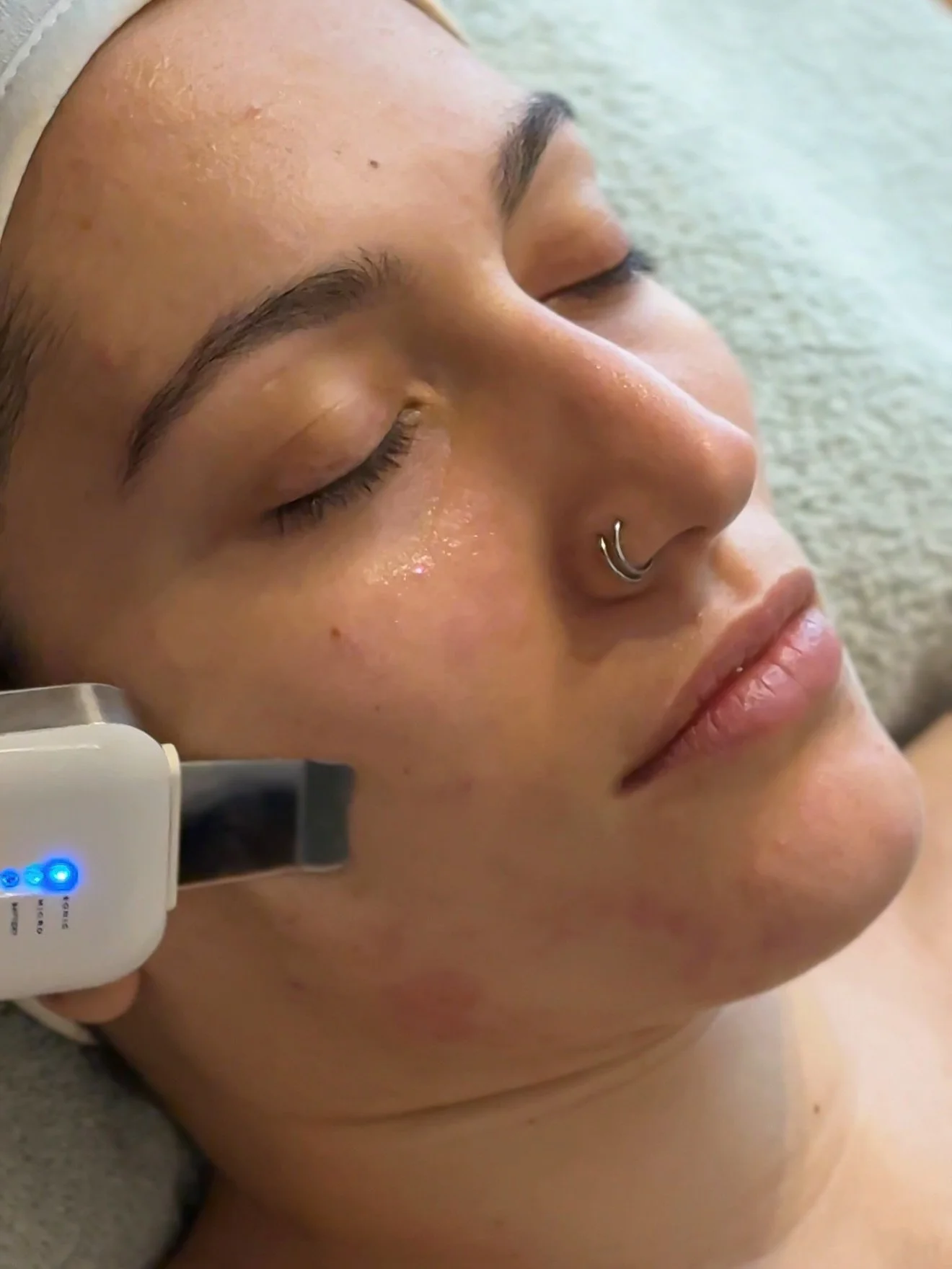 ✨ Empezamos la semana regal&aacute;ndole luz a tu piel ✨

Nada como un tratamiento profundo para limpiar, renovar y devolver ese glow natural que tanto nos gusta 🤍

Piel m&aacute;s luminosa, textura m&aacute;s uniforme y esa sensaci&oacute;n de fres