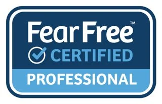 Logo met tekst 'Fear Free CERTIFIED PROFESSIONAL' op een blauwe achtergrond.