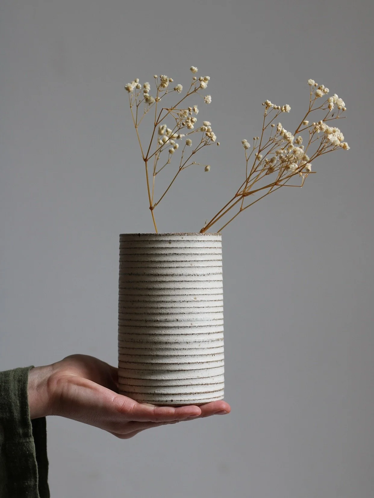 There&rsquo;s something incredibly satisfying about throwing a cylinder on the wheel. It&rsquo;s the most fundamental shape in pottery but getting it just right, with clean, even walls and a consistent form, is a real joy. 

#pottery&nbsp;#instapotte