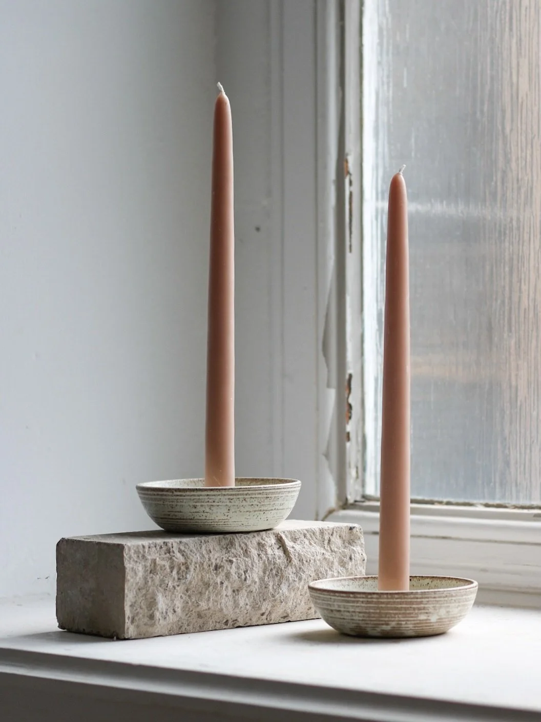 With Maria's help, nearly all orders are wrapped and ready for pickup. I had a couple of hours free today to create some new pieces, starting with oil burners and matcha bowls in speckled clay. Yay!

#pottery #ceramics #clay #potter