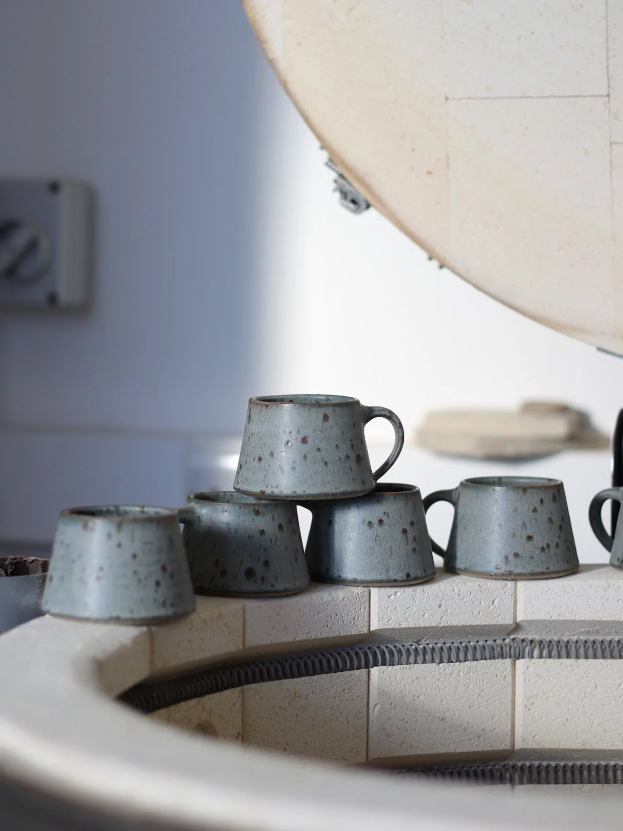 February shop update is almost here. Threw teapot bodies, spouts and lids today. Adding Yunomi cups to the mix, just like some of you asked for. Days are getting longer but I'm running on fumes - sunshine can't come soon enough!

#pottery #instapotte