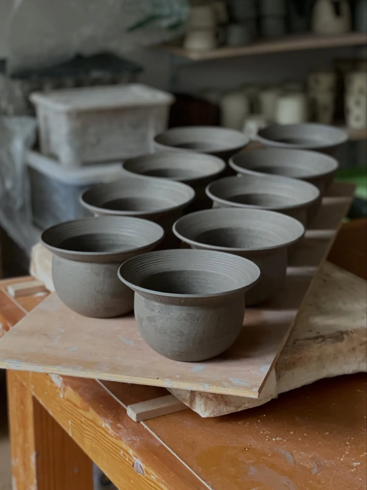 When a shape feels this satisfying, my to do list doesn&rsquo;t stand a chance. I started with &bdquo;just a few&rdquo; but here I am, throwing them for the second day in a row.

#pottery #ceramics #bowl #potterystudio #clay