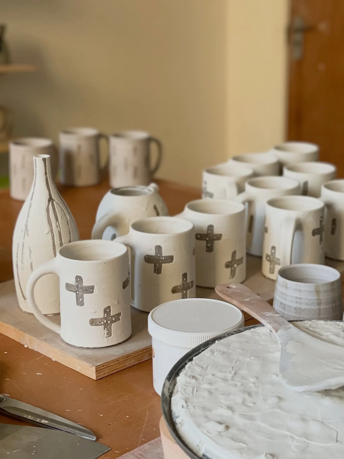 Golden hour glow at the studio. Can&rsquo;t wait how these turn out, especially the stripe patterned Yunomi cups, once they&rsquo;re out of the kiln. Firing starts Monday, sharing the outcome Wednesday 😬🤞🏻

#pottery #ceramics #potterystudio #cup #