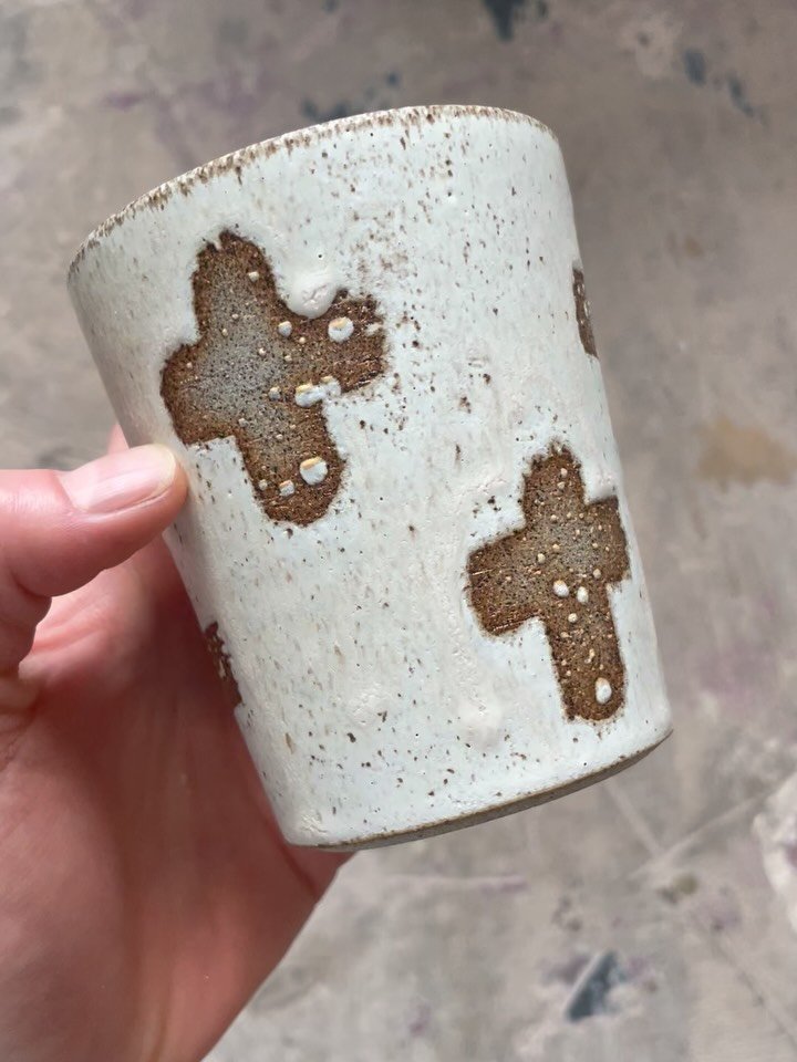 Still playing around with wax resist. This time I used a different brush and the result is more free-flowing which I love ✨

#pottery #ceramics #handmade #clay #art