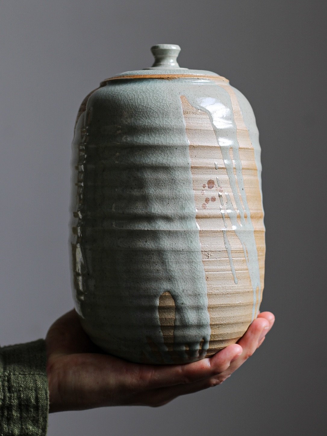 It&rsquo;s been so dark and gloomy for the past few days, I was worried I&rsquo;d never get to take these photos. Luckily, the sun came out for a few moments today 🌞 

#pottery #ceramics #handmadeceramics #cremerging #clay